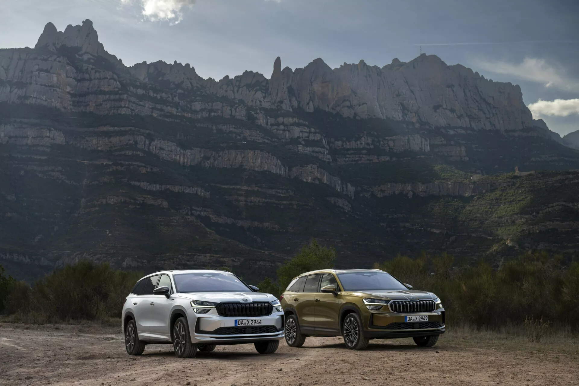 SUV Skoda Kodiaq 2024 med LED-ljus och lyxiga designdetaljer parkerade utomhus mot en bergig bakgrund, vilket framhäver aerodynamiska funktioner, lättmetallfälgar och avancerad teknik lämplig för äventyrlig körning.