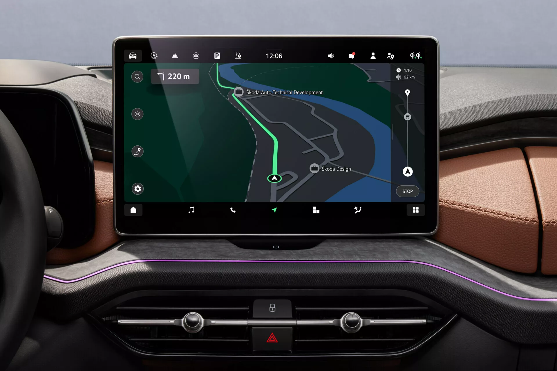 Interiör av Skoda Kodiaq 2024 med en stor pekskärms infotainmentskärm med GPS-navigation på instrumentbrädan, integrering av avancerade fordoninställningar och klimatkontroller, omgiven av lyxmaterial och designaccenter.