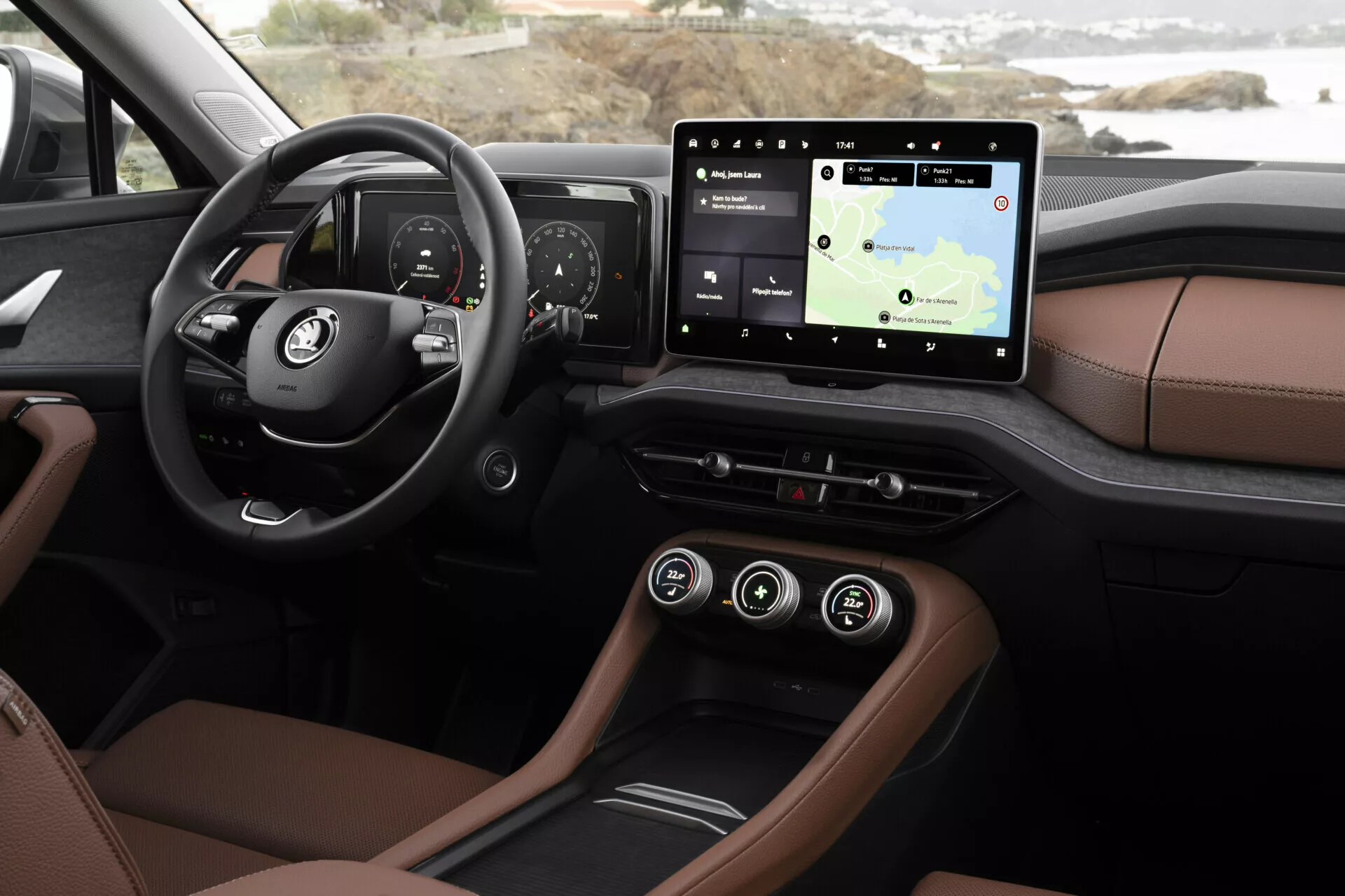 Närbild av interiören i Skoda Kodiaq 2024 som visar instrumentbrädan och tekniska funktioner från förarens perspektiv, inklusive en digital instrumentkluster, pekskärmsinfotainmentsystem med navigation, lyxig tvåtonig klädsel, stämningsbelysning och moderna anslutningsalternativ