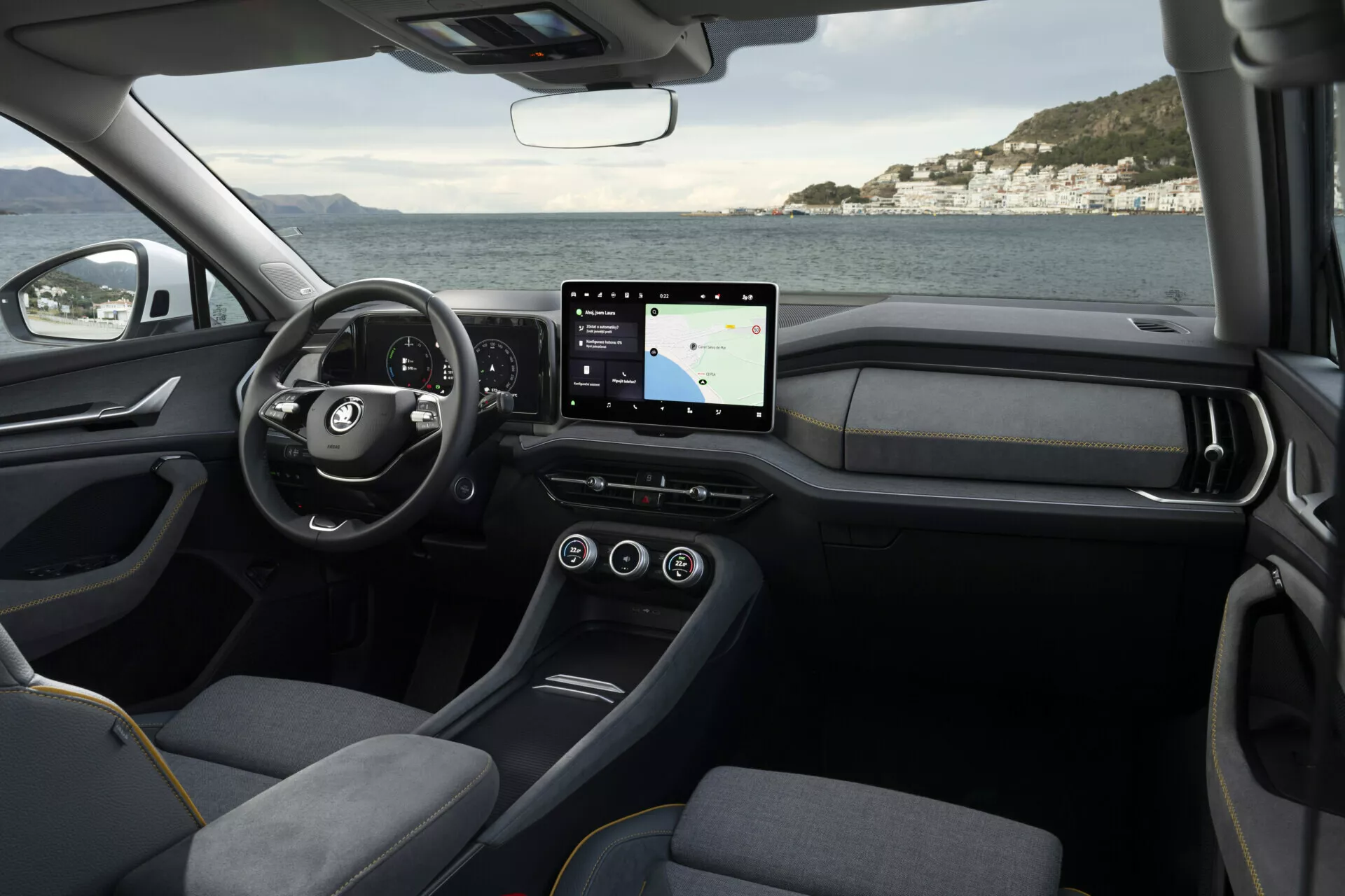 Interiör av Skoda Kodiaq 2024 som visar förarsidan med utsikt över ratten, instrumentbrädan och mittkonsolen som betonar modern design och teknik