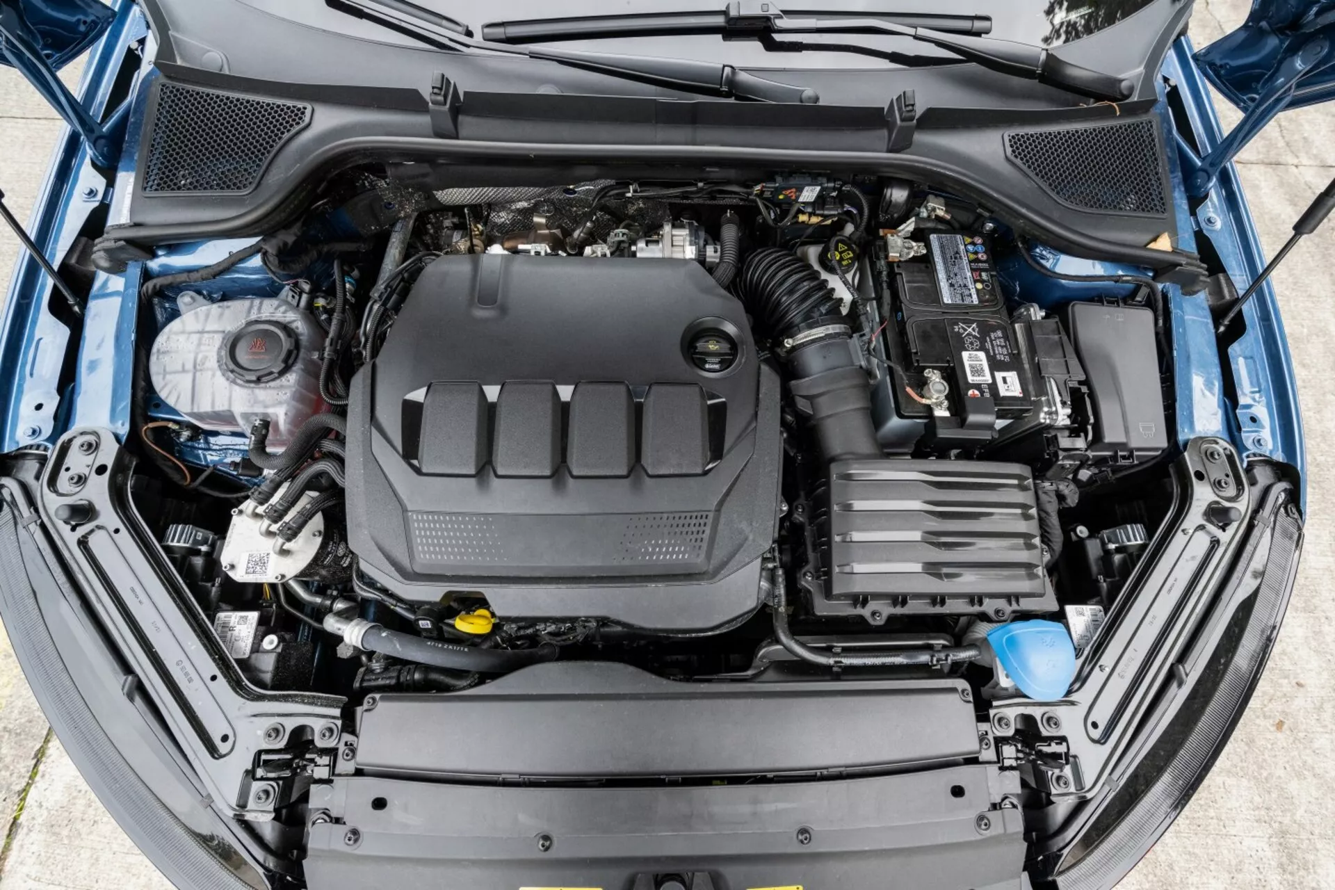 Översiktsvy av motorrummet i en Skoda Octavia 2017 med öppen huva, som visar de viktigaste motorkomponenterna och en underhållsvänlig design