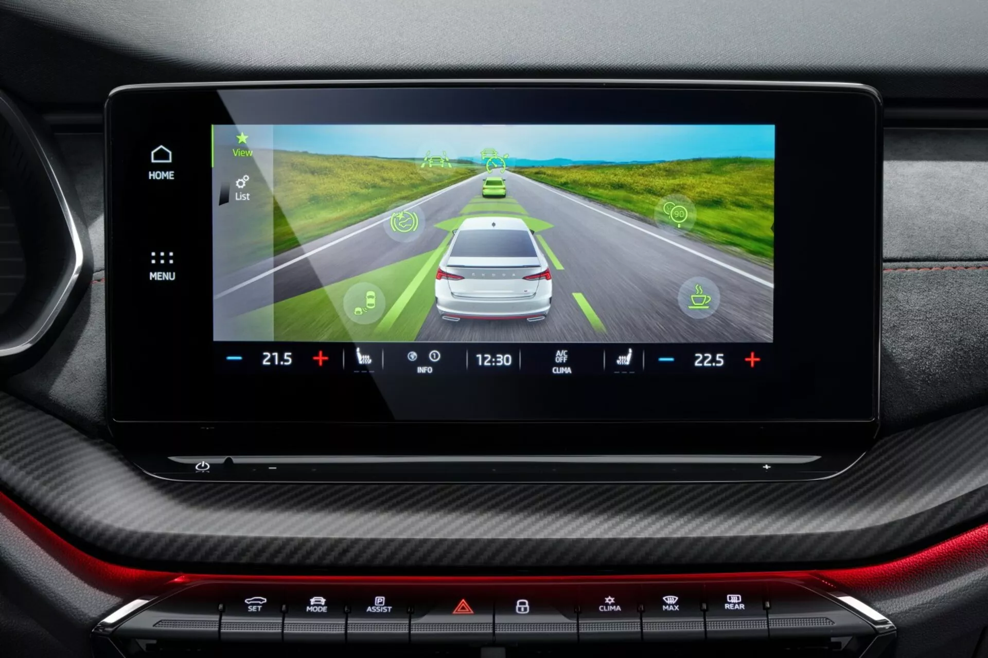 Inne i en Skoda Octavia 2017 visar displayen en grafisk representation av ADAS för en silverfärgad bil på en väg, med ikoner för filassistans och döda vinkeln-detektion, tillsammans med indikatorer för hastighetsbegränsning, tid och temperatur på en högupplöst skärm