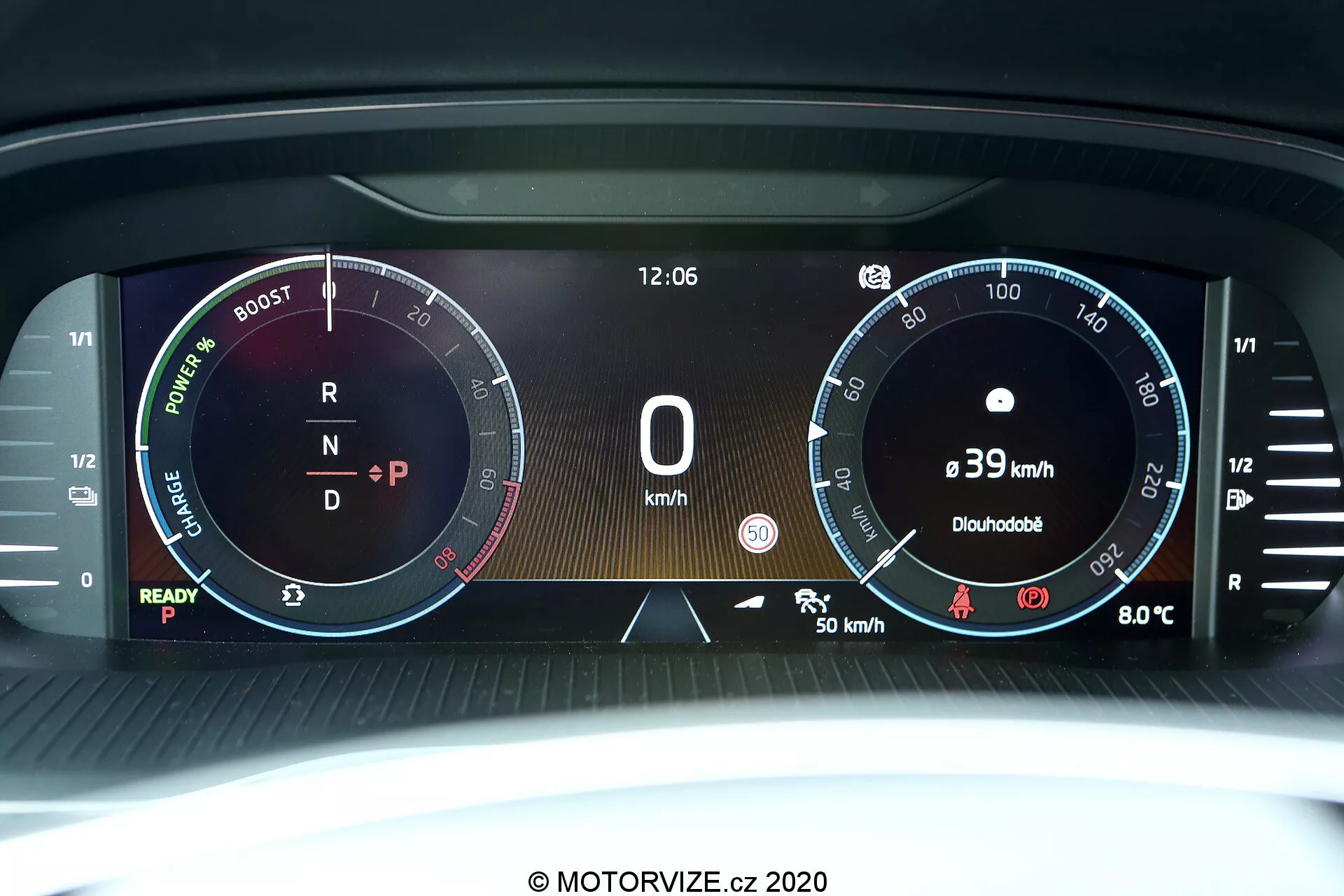 Närbild av den digitala instrumentpanelen i en Skoda Octavia 2020. Visar en klar och livfull skärm med effektmätare, hastighetsmätare som visar 0 km/h, digital klocka som visar 12:06, halvcirkulär varvräknare, laddningsstatusindikator, motortemperatur på 80°C, växelval i neutralläge och en interaktiv anpassningsbar inställningsikon. Perfekt för att framhäva hybrid- eller elbilskapacitet, fordonets mätvärden och realtidsinformation.