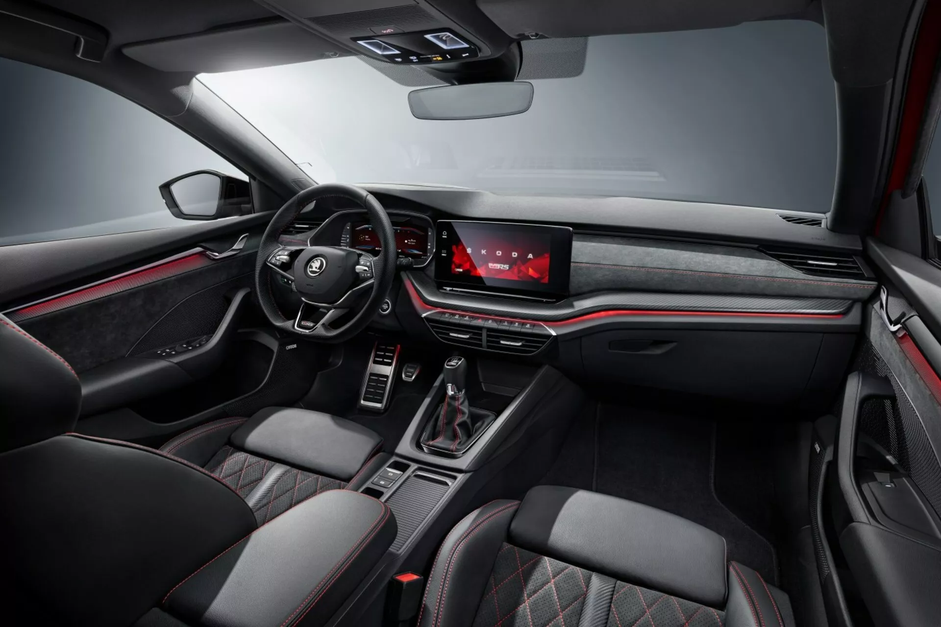 Interiör vy av 2017 Skoda Octavia Limousine, som visar en modern och lyxig cockpit med digital instrumentkluster, pekskärms infotainmentsystem, trefunktions multifunktionsratt och premium quiltade lädersäten
