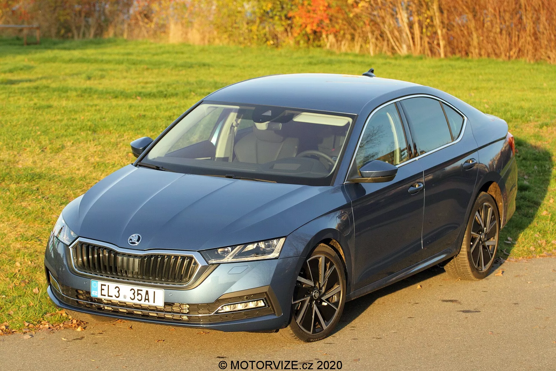 2020 Skoda Octavia Limousine - elegant silverfärgad sedan med modern design, stiliga lättmetallfälgar och avancerade LED-strålkastare