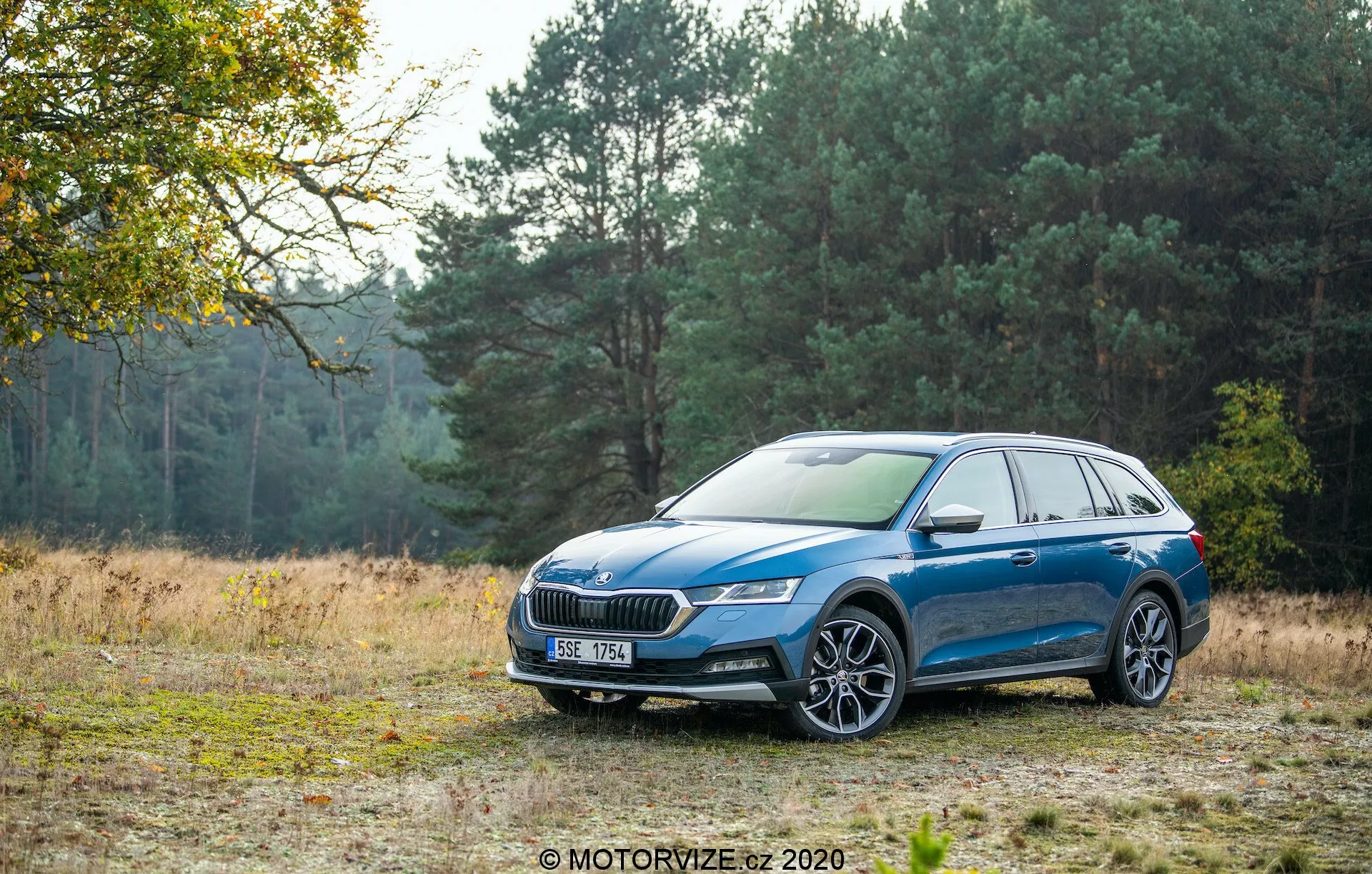 Skoda Octavia Scout 2020 - sidovy på en mångsidig och robust crossover i metallic blå, som visar upp sin eleganta design, höga markfrigång och rymliga interiör