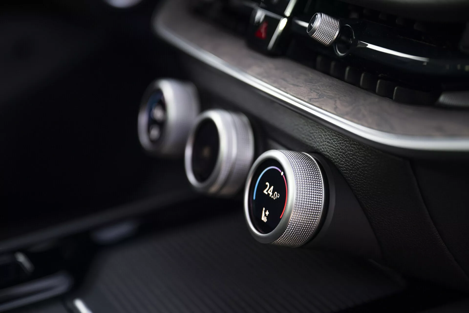 Närbild av Skoda Superb 2024 Combis instrumentbräda som visar klimatkontrollrattarna med metallkanter och digital temperaturvisning på 24,5°C, betonar modern design och avancerad teknik