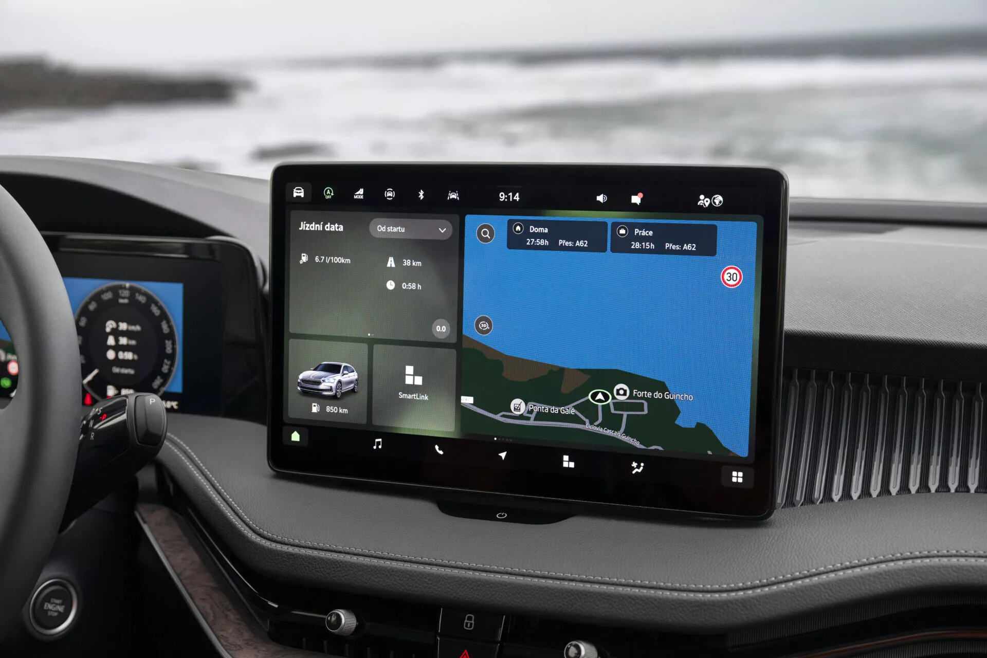 Interiör av Skoda Superb Combi 2024 som visar det vertikalt placerade stora pekskärms infotainmentsystemet i tablettstil med GPS-navigering och anslutningsfunktioner på instrumentbrädan, sedd från före passagerarsätets perspektiv