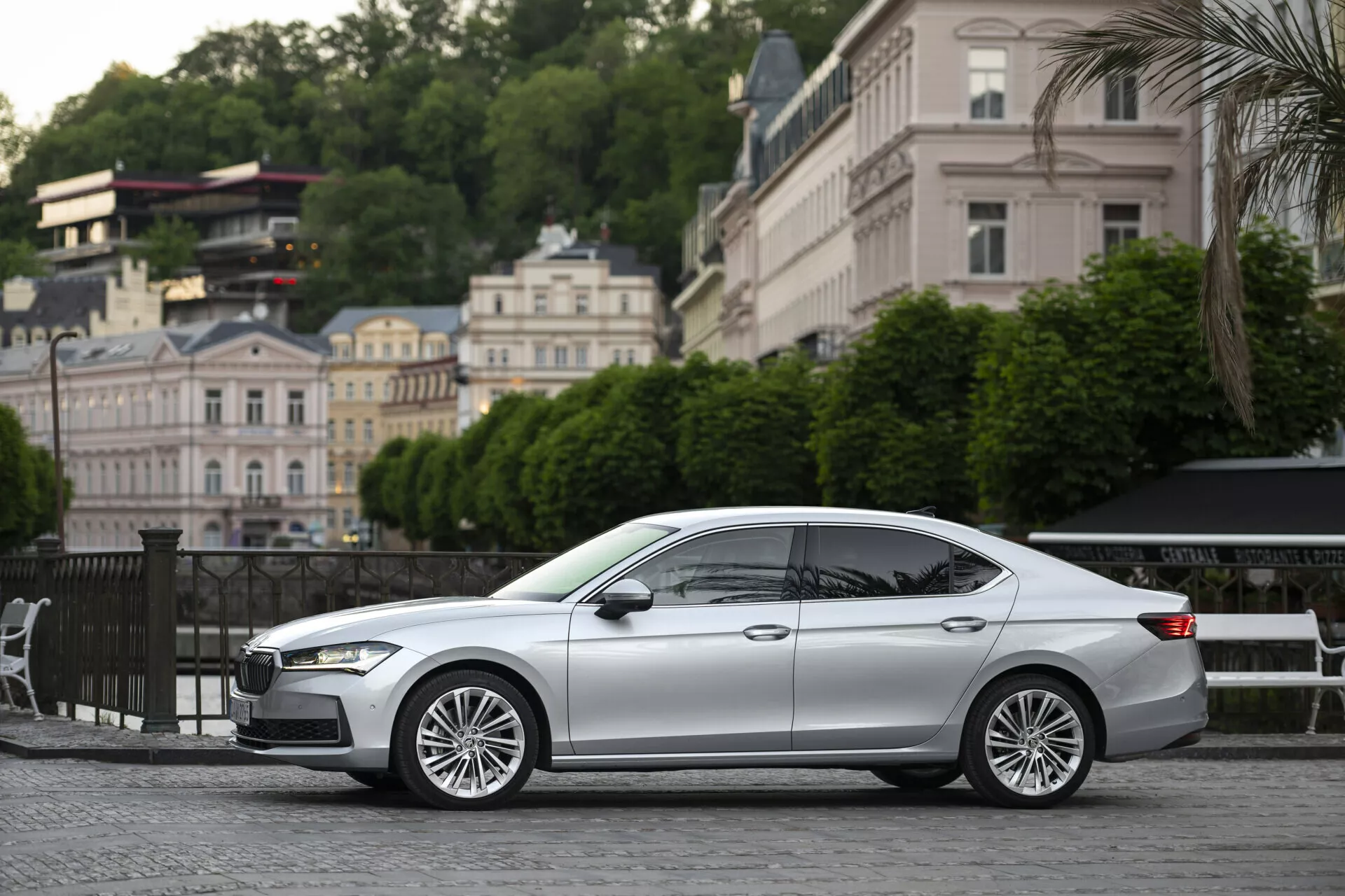 2024 Skoda Superb Limousine i en elegant metallisk finish, som visar upp sin aerodynamiska design, signaturgrill, avancerade LED-strålkastare och toppmodern interiör med lyxiga komfortfunktioner och banbrytande teknologi.