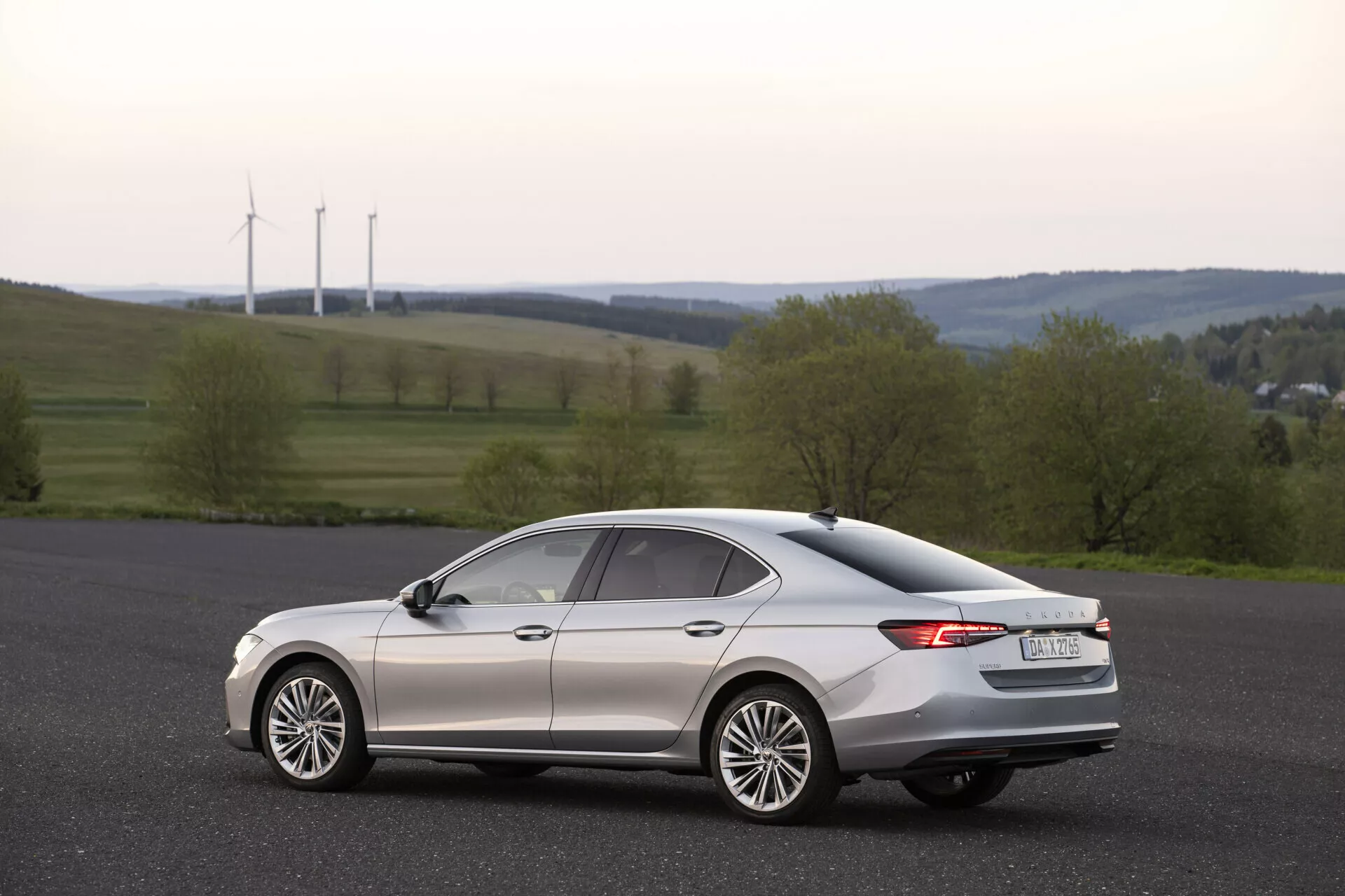 Skoda Superb Limousine 2024 - frontvy som framhäver den smidiga, aerodynamiska designen med premium LED-strålkastare, krombelagd grill och metallisk finish som visar lyxig elegans.