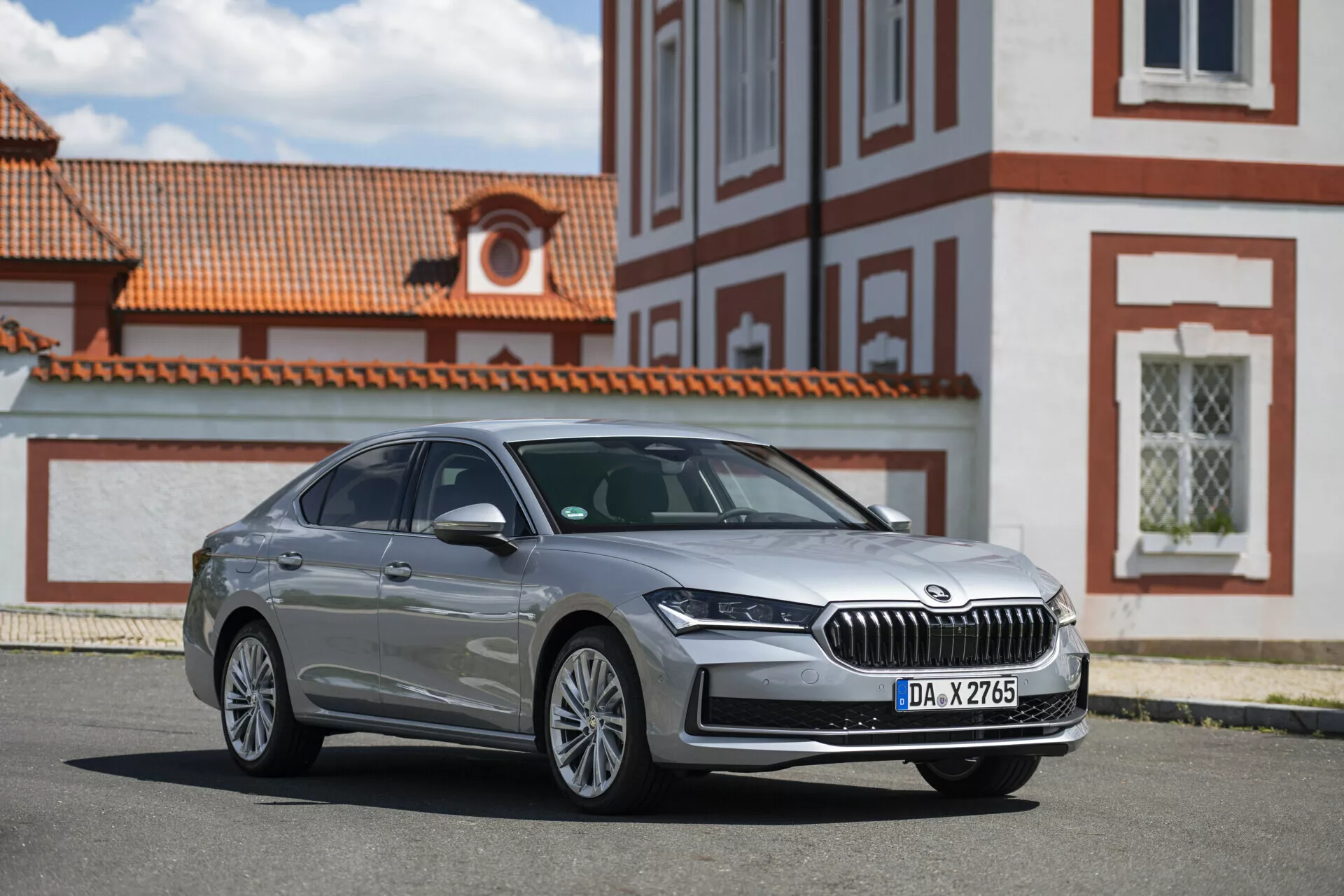 Skoda Superb Limousine 2024, elegant och lyxig sedan med modern design, skarpa linjer och avancerad teknik.