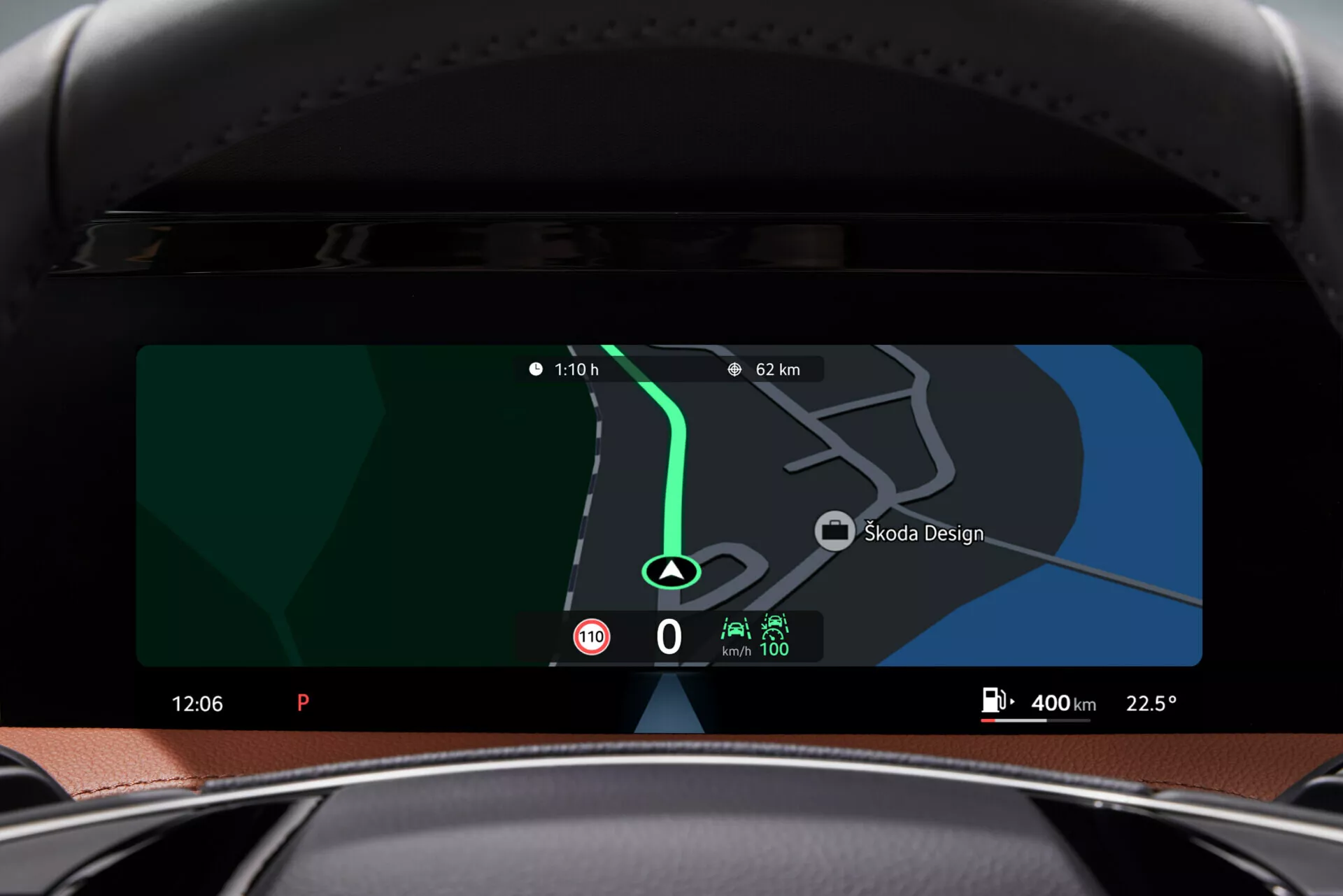 Interiörvy av en 2024 Skoda Superb Limousine som visar dess avancerade digitala instrumentbräda från förarens perspektiv. Instrumentbrädan har en bred horisontell skärm som visar en navigeringskarta med avståndsindikatorer (110 m, 6.2 km), en Škoda Design-tagg, aktuell tid (12:06), en parkeringslägeindikator (P), temperature (22.5°) och en hastighetsmätare vid 0 km/h. Ytterligare ikoner pekar mot anslutningsmöjligheter och förarassistansfunktioner. Övre delen av den eleganta, svarta ratten syns mot den minimalistiska, knappfria instrumentbrädan.