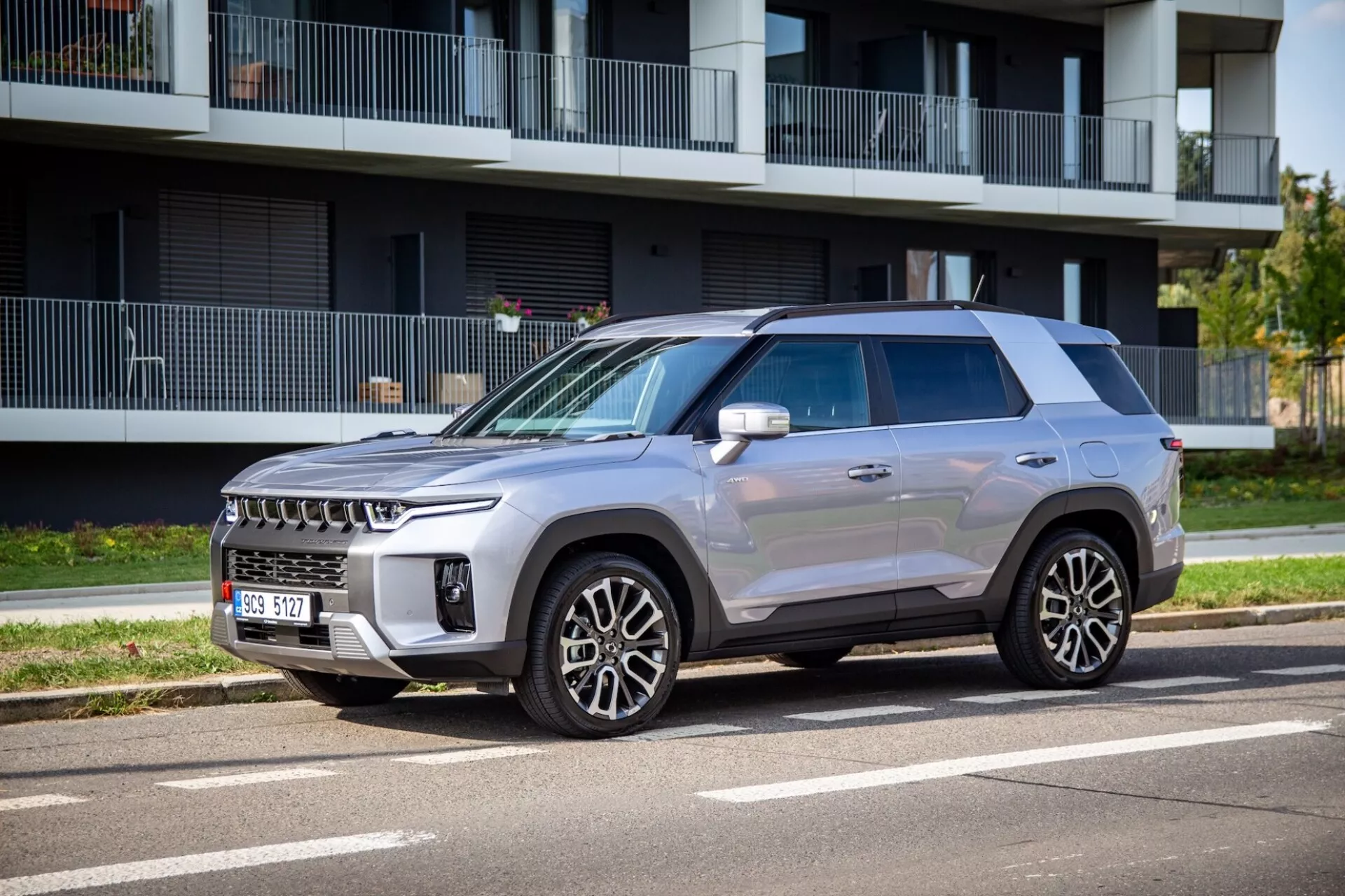 SsangYong Torres 2023 i rörelse på en motorväg, som visar upp sin eleganta design och avancerade aerodynamiska egenskaper
