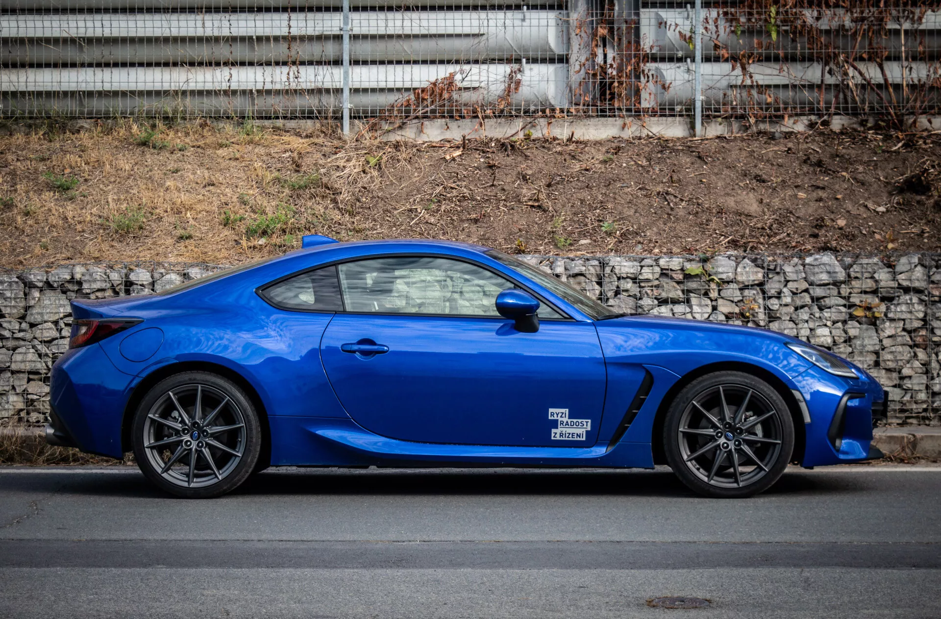 Subaru BRZ 2023 parkerad i en urban miljö som visar upp sin snygga design och livliga blå färg