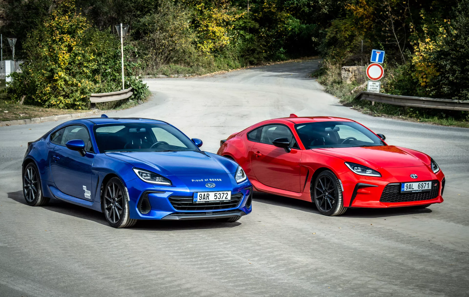 2023 års Subaru BRZ-duo som visar kupéstilade sportbilar i livligt blått och slående rött parkerade sida vid sida på asfalt med aerodynamiska designelement, moderna LED-strålkastare och prestandaorienterade hjul under naturligt dagsljus