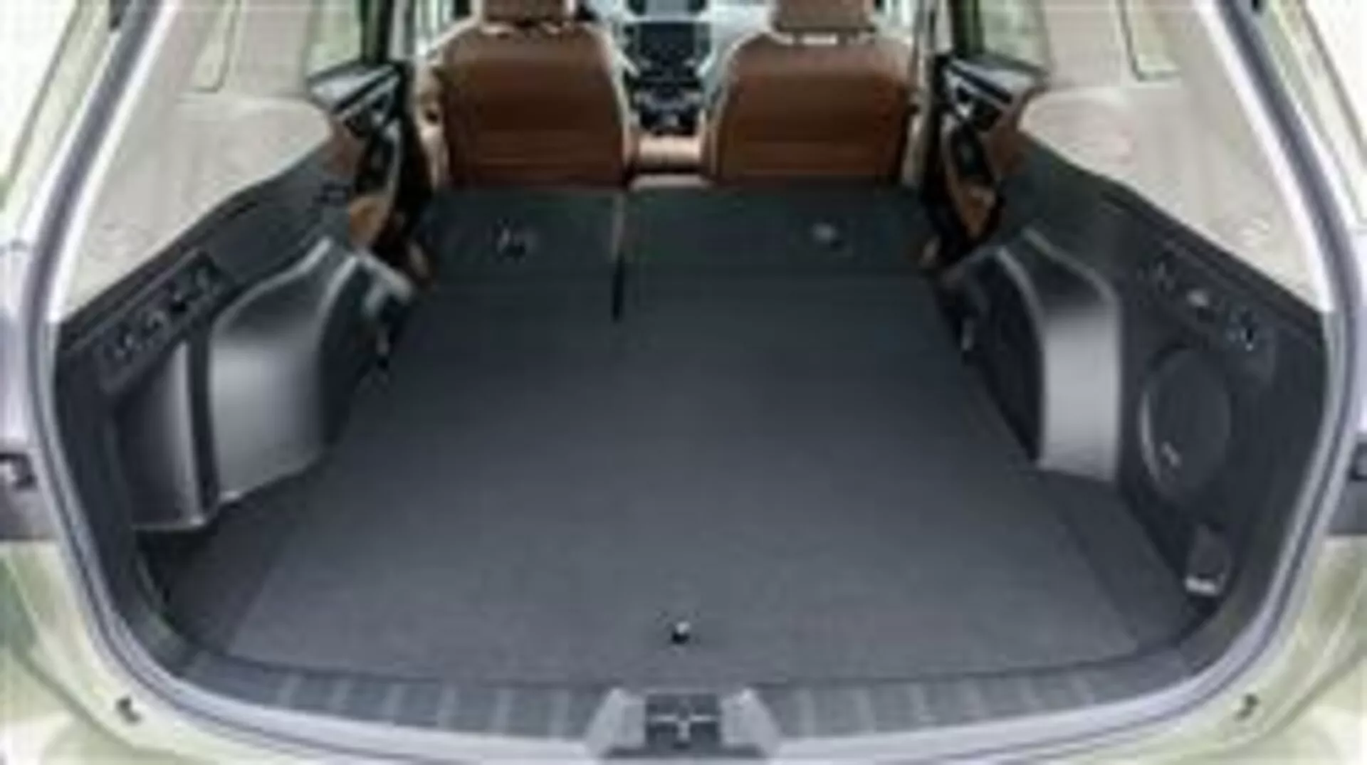 Bagageutrymmet i Subaru Forester 2015 med baksätena nedfällda, som visar det tomma lastutrymmet och lyxig inredning i brunt läder, sett från ett höjt perspektiv