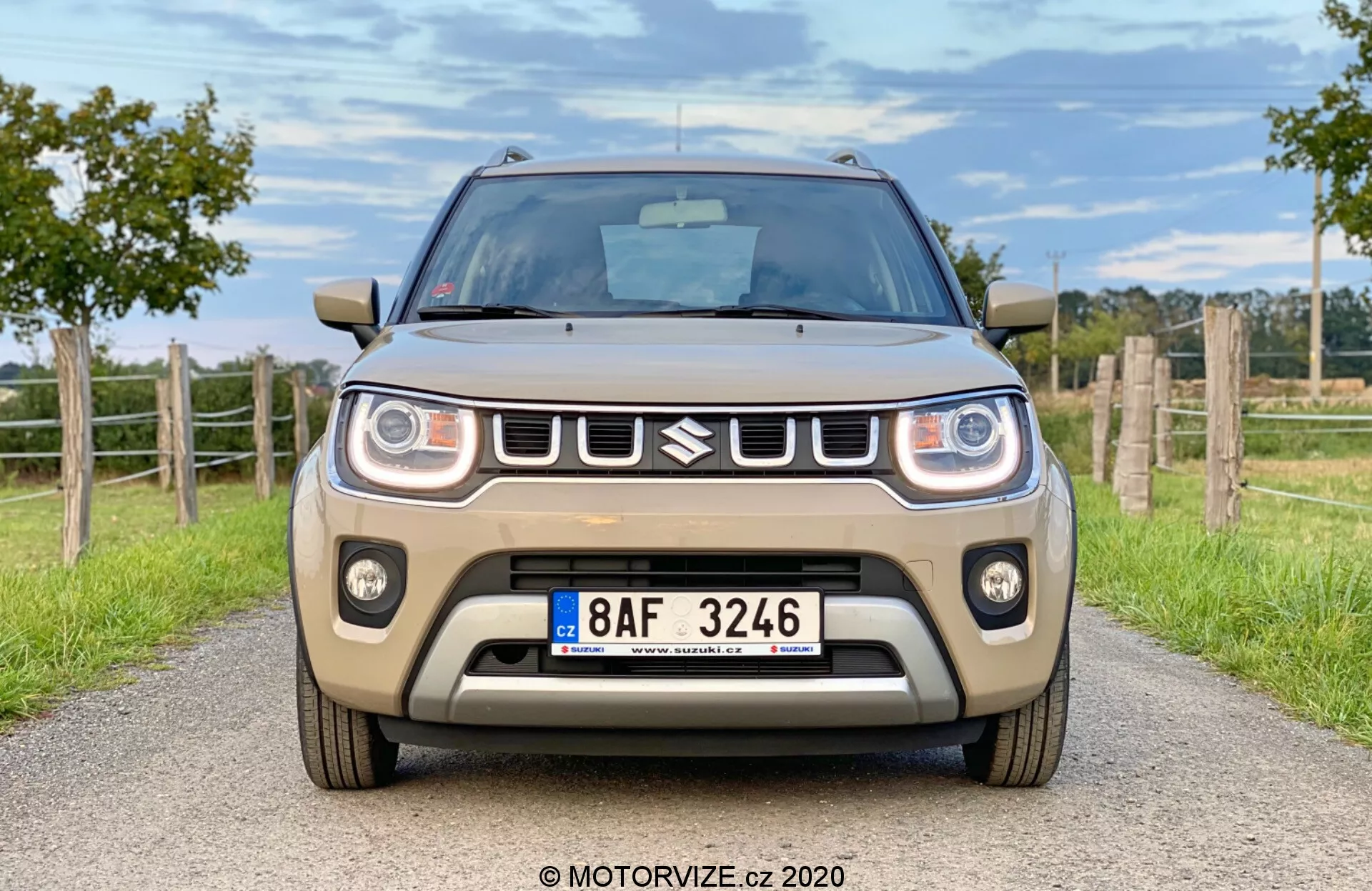 Framsidesvy av 2020 Suzuki Ignis 1.2 Dualjet Hybrid Club i stadsomgivning, som framhäver dess kompakta design, moderna strålkastare och djärva grill.