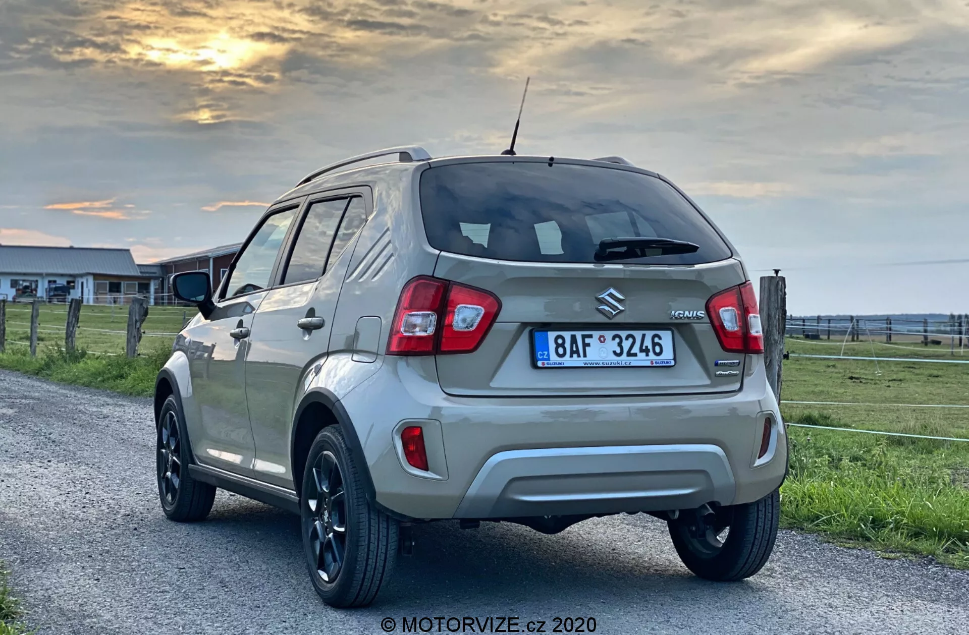 Suzuki Ignis 1.2 DualJet Hybrid Club 2020 - Kompakt stadbil med modern design, särskiljande frontgrill, LED-strålkastare och lättmetallhjul, erbjuder bränsleeffektivitet och avancerad hybridteknik