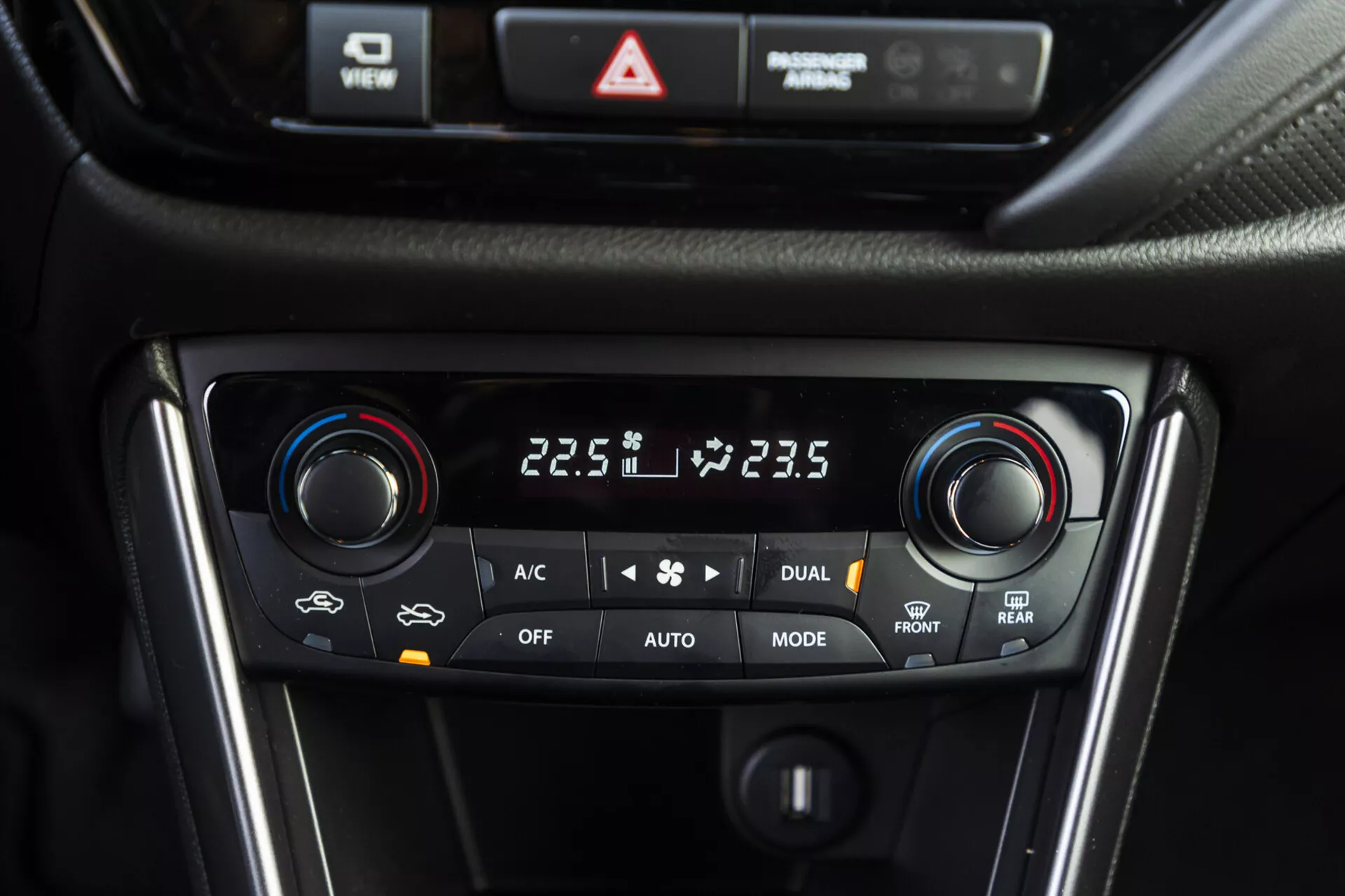 Närbild av Suzuki S-Cross 2022:s klimatkontrollsystem med två zoner som visar temperaturinställningar, lägesval och avfrostningsalternativ