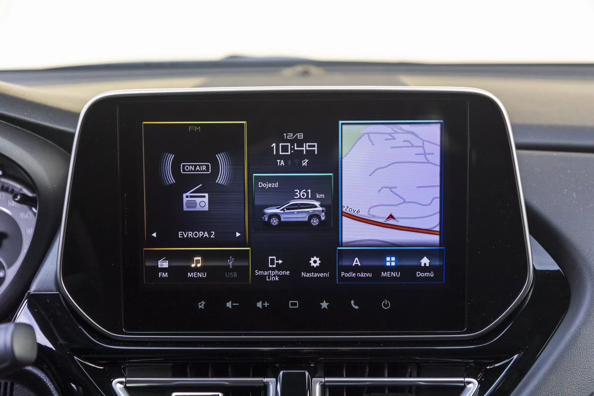 Centralinstrumentbrädan på Suzuki S-Cross 2022 som visar displayen för infotainmentsystemet med radio, klimatkontroll och GPS-navigeringsfunktioner