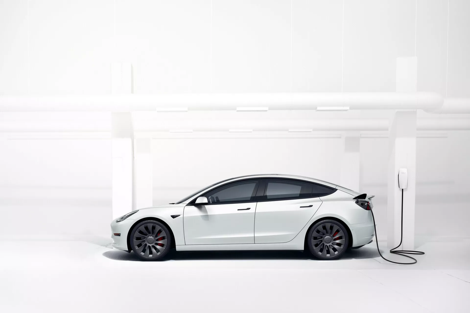 Tesla Model 3 2019 Första generationen i elegant silver med modern aerodynamisk design, glastak, minimalistisk interiör, stor central pekskärm och innovativa autopilotfunktioner.
