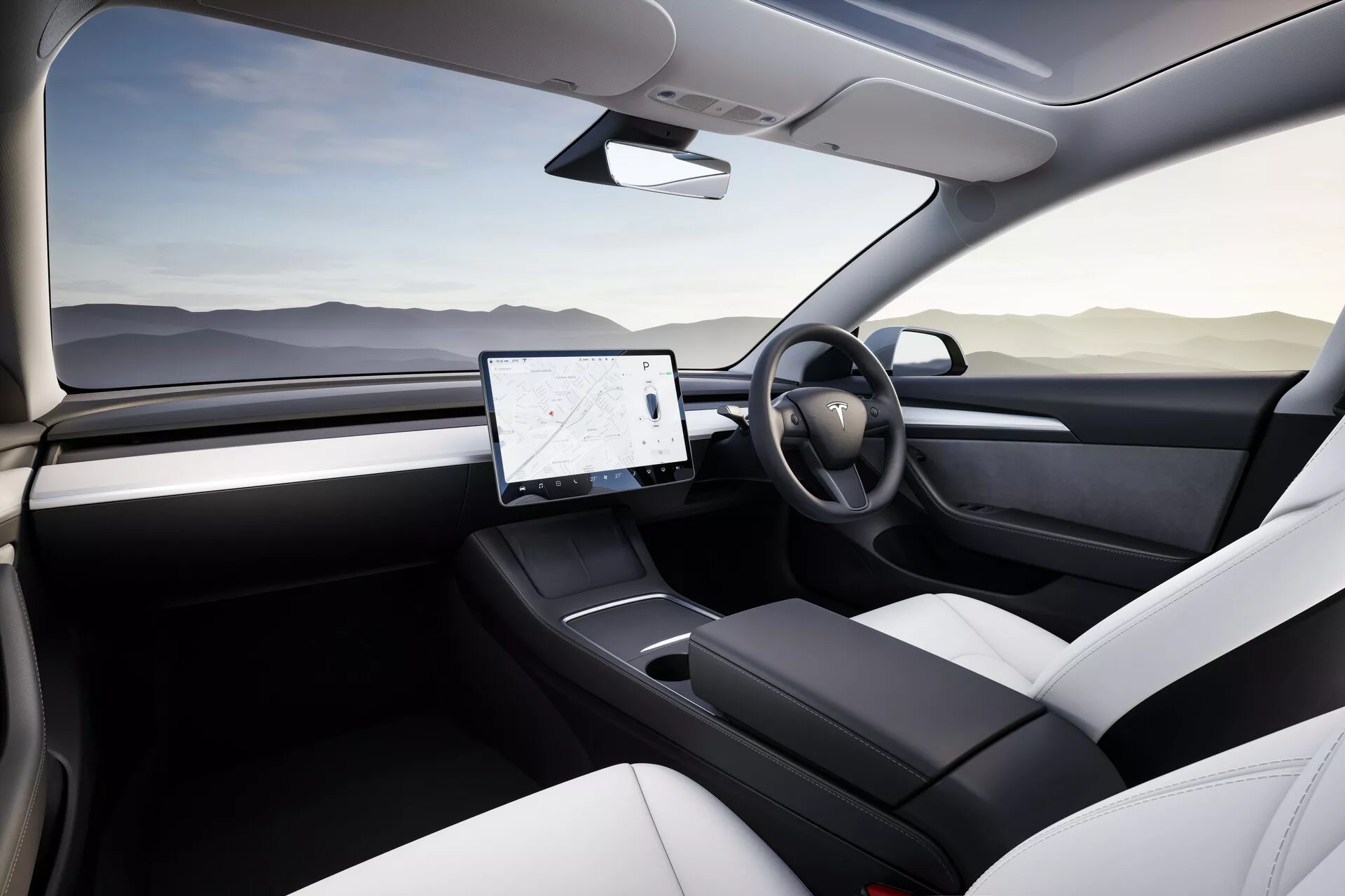Interiör vy av Tesla Model 3 2019 från baksätet med fokus på förarsidan och mittkonsolen. Bilden visar samtida designelement som en dörr för föraren av blandade material, en förenklad ratt och en stor horisontell pekskärm i mittkonsolen, vilket indikerar bilens moderna infotainmentsystem. Avsaknaden av en traditionell instrumentpanel antyder en digital instrumentpanel eller HUD-teknik. De tvåfärgade klädda sätena och den minimalistiska designen speglar bilens premium elektriska modellfunktioner.