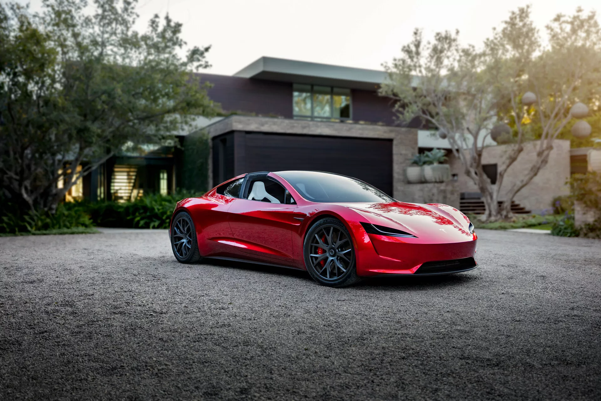 Tesla Roadster 2020 (2:a generationen) i fantastisk röd färg. Visar upp en elegant aerodynamisk design med avancerade funktioner inklusive en högpresterande elmotor, toppfarter över 250 mph och en acceleration från 0 till 60 på bara 1,9 sekunder.
