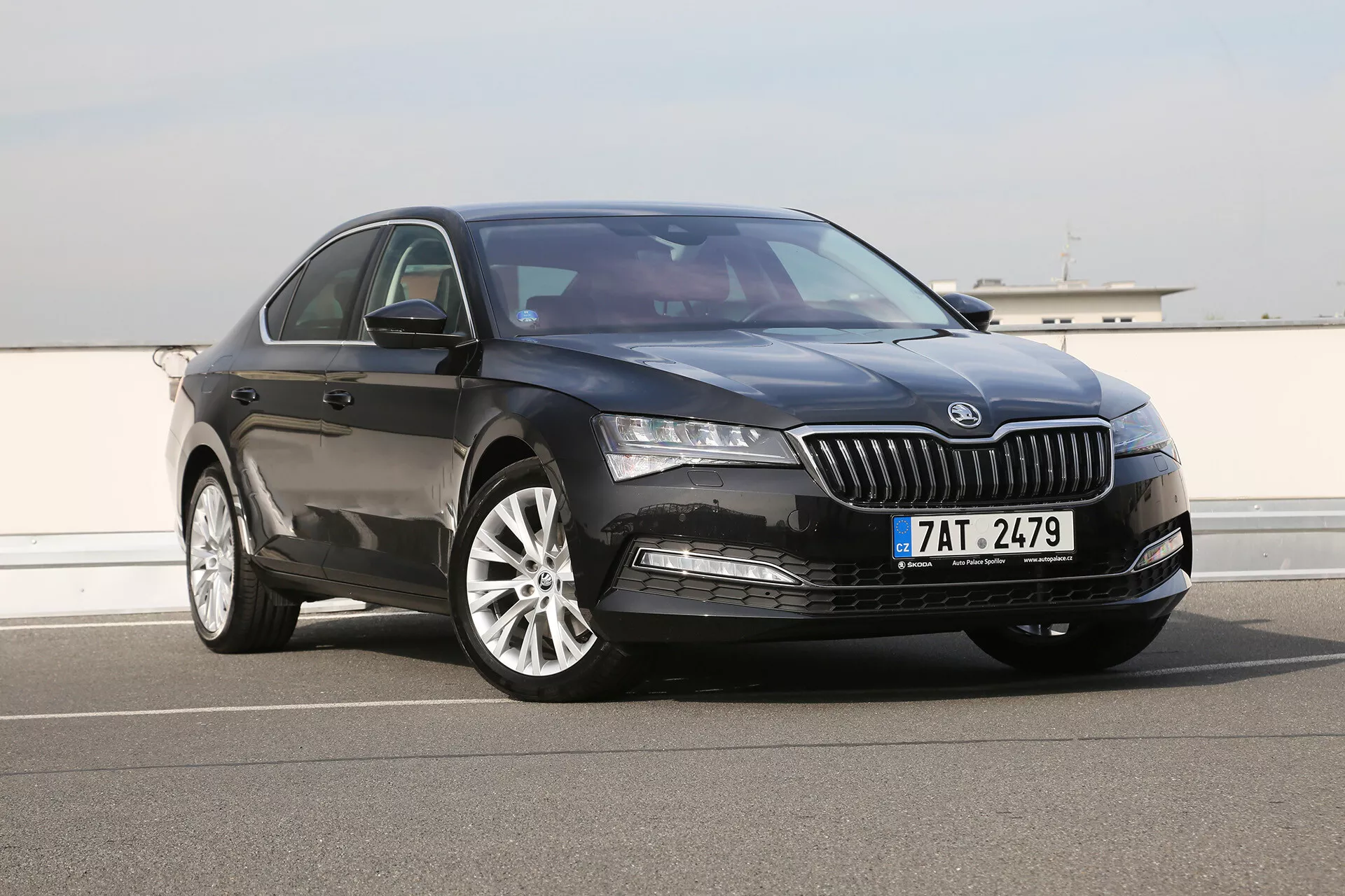 Toyota Camry Limousine 2019 stillastående på en öppen väg med en elegant grill med vertikala ribbor, moderna LED-strålkastare och fälgar i lättmetall med flerspakig design, visar sin eleganta och sportiga design från en framifrån tre fjärdedels vinkel