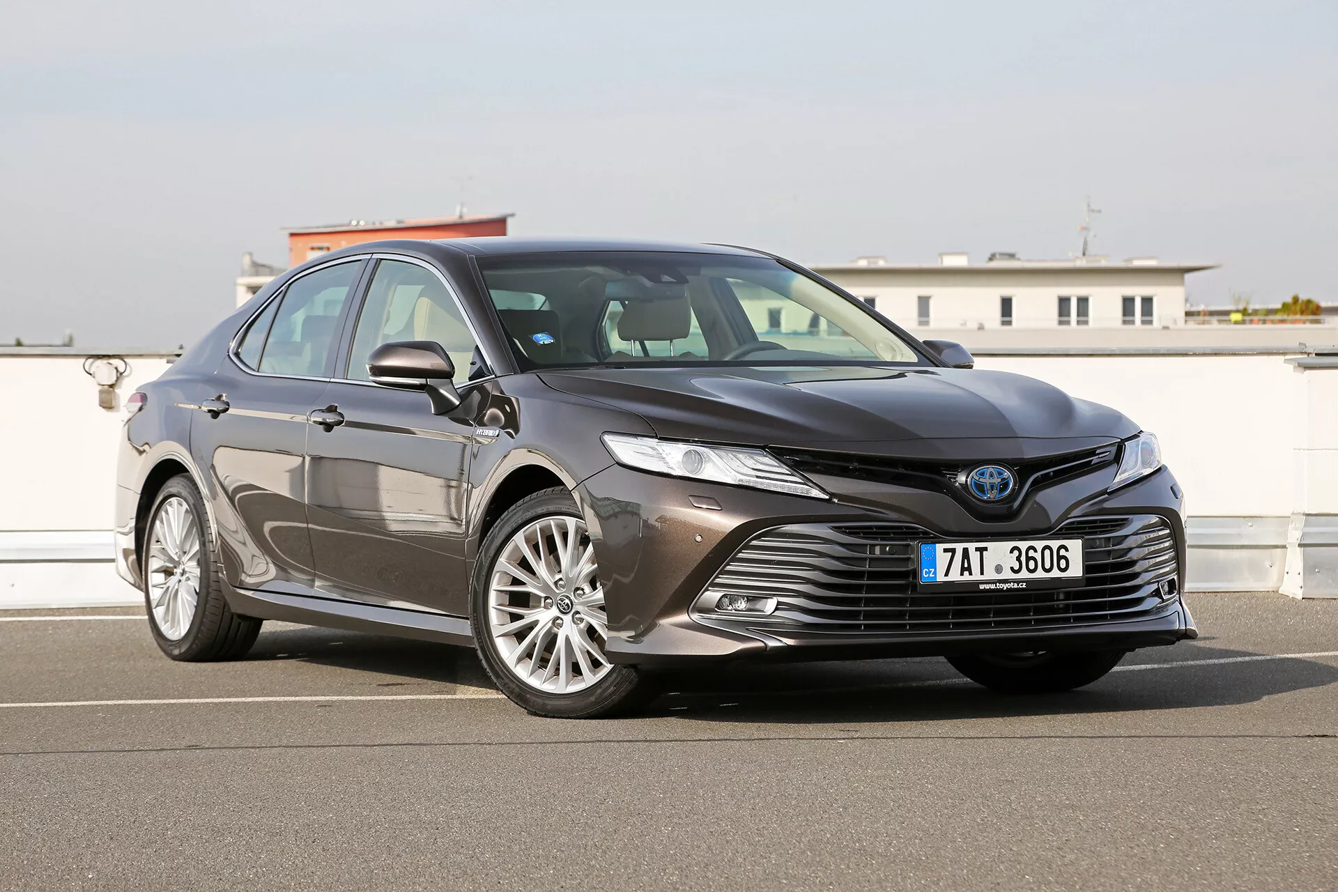 Yttre bild av Toyota Camry Limousine 2019 som visar den sofistikerade stora frontgrillen, eleganta vinklade LED-strålkastare, stiliga legeringshjul och avancerade säkerhetsfunktioner som antyder ADAS-förmågor, fångade i en blank metallisk finish.