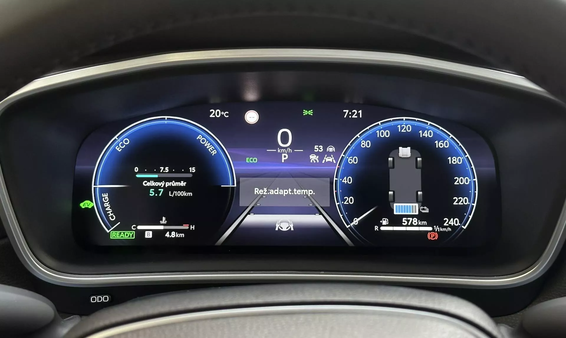 Närbild av Toyota Corolla Cross 2022 digitala instrumentbräda som visar hybrid hastighetsmätare, energianvändningsmätare och avancerade fordonsegenskaper från förarens perspektiv