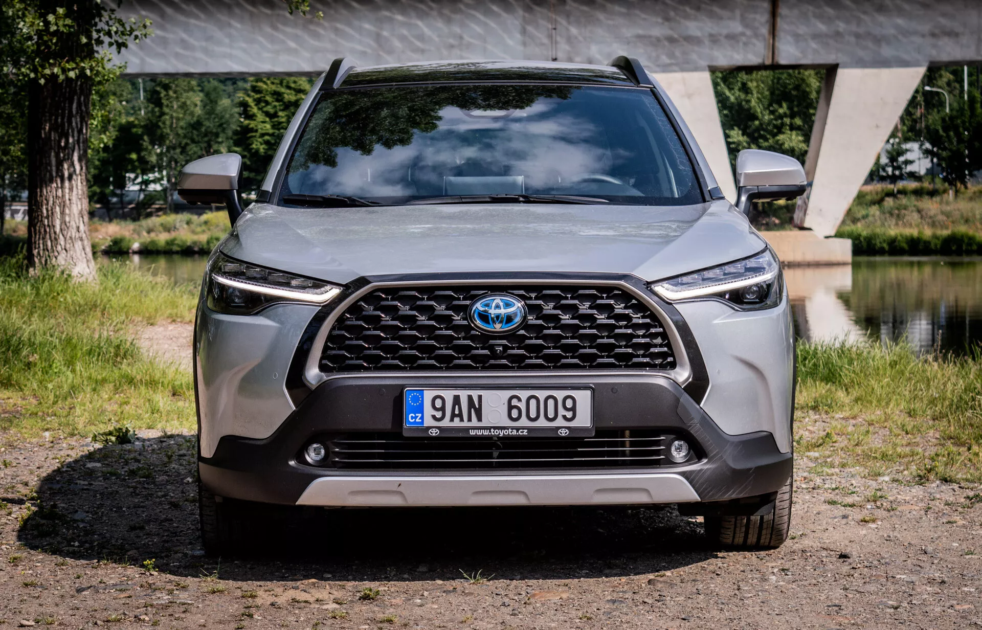 Frontvy av Toyota Corolla Cross 2022 som visar grill, strålkastare och stötfångare, belyser avancerad design och teknologi