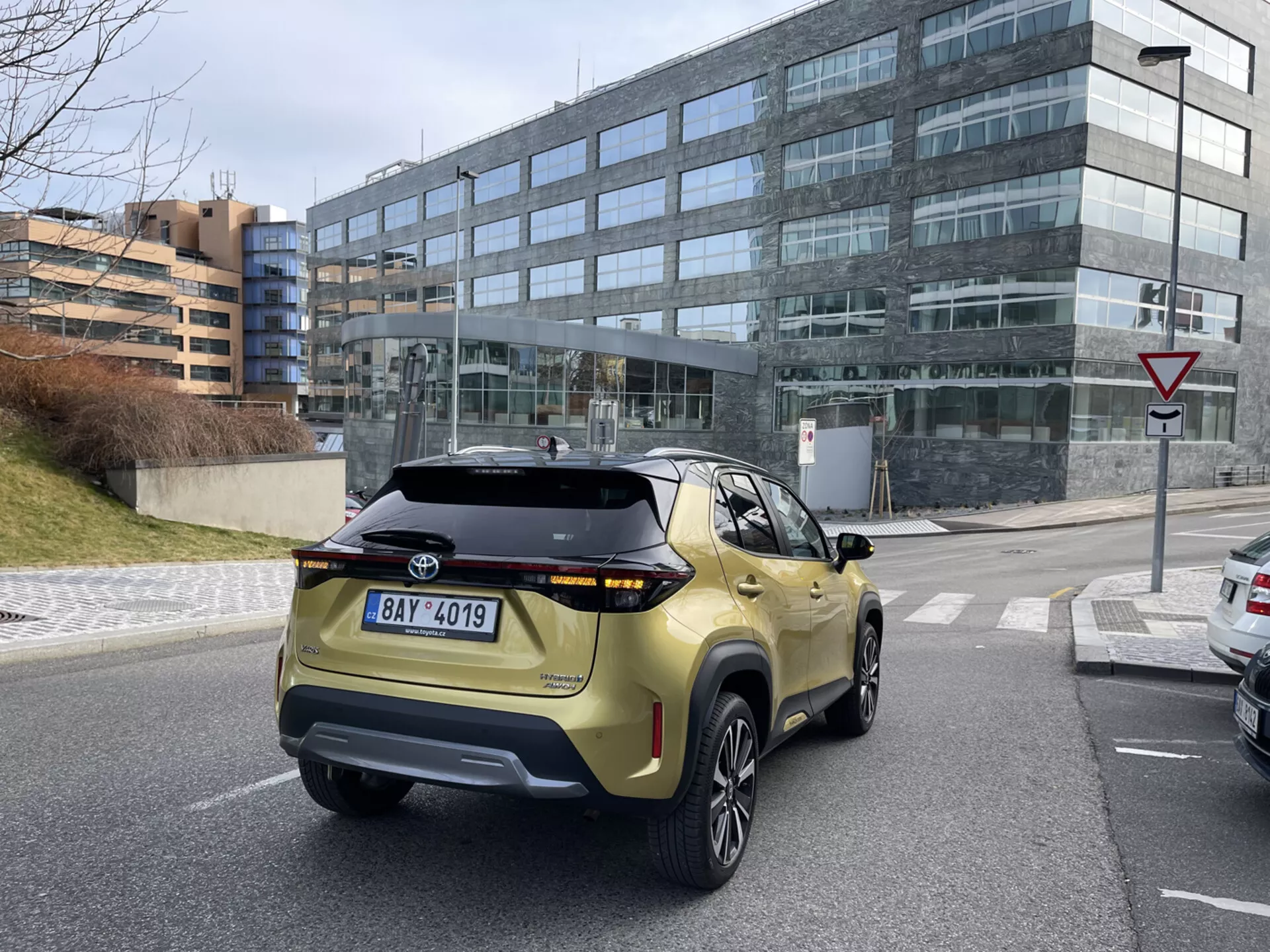 Kompakt crossover SUV Toyota Yaris-Cross 2021 i aktion, som visar upp sin snygga silverdesign, vägprestanda och miljövänlig hybridteknik