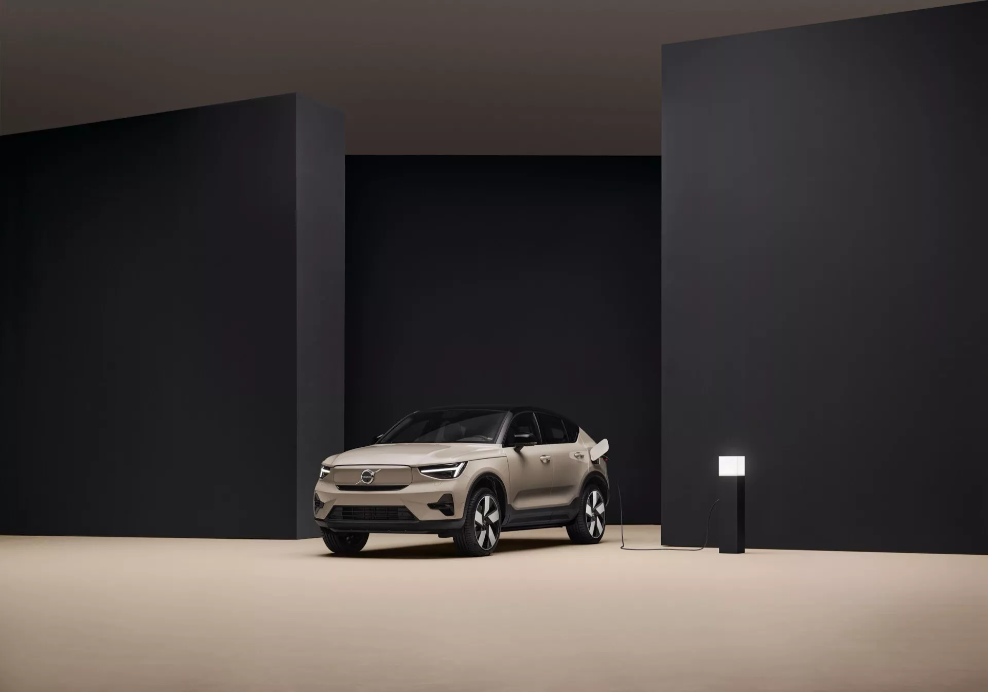 2024 Volvo EC40 1:a generationens elbil som visas i en studio, med fokus på dess snygga frontgrill, moderna LED-strålkastare, aerodynamiska hjul och lyxig finish i silver