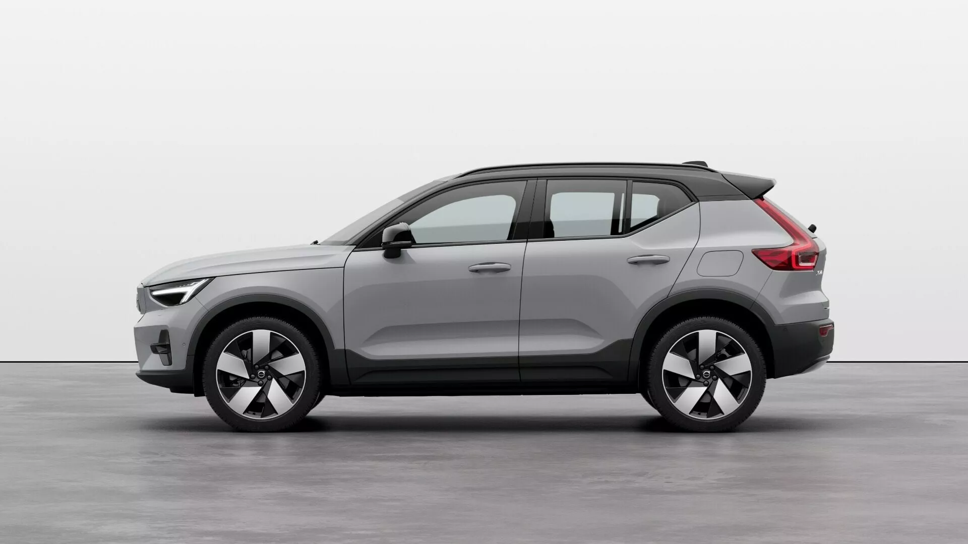Volvo EX40 1:a Generationen 2024 i Studioinställning: Sidoprofil Vy Visar Hela Längden, Kompakt SUV Design, Tvåfärgad Kaross, Stora Legeringshjul, Takräcken och Modern Estetik