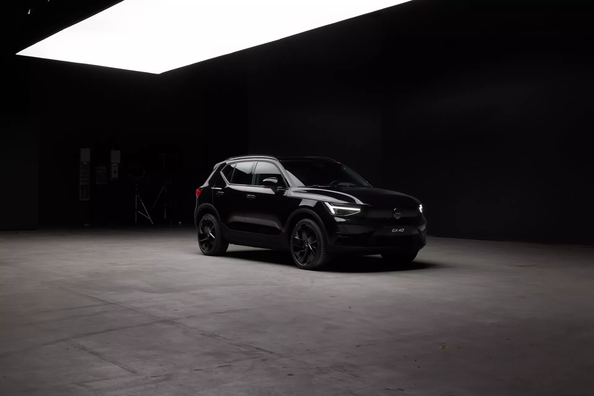 Volvo EX40 2024 1:a generationen visar upp sin snygga design, avancerade säkerhetsfunktioner och miljövänlig teknik
