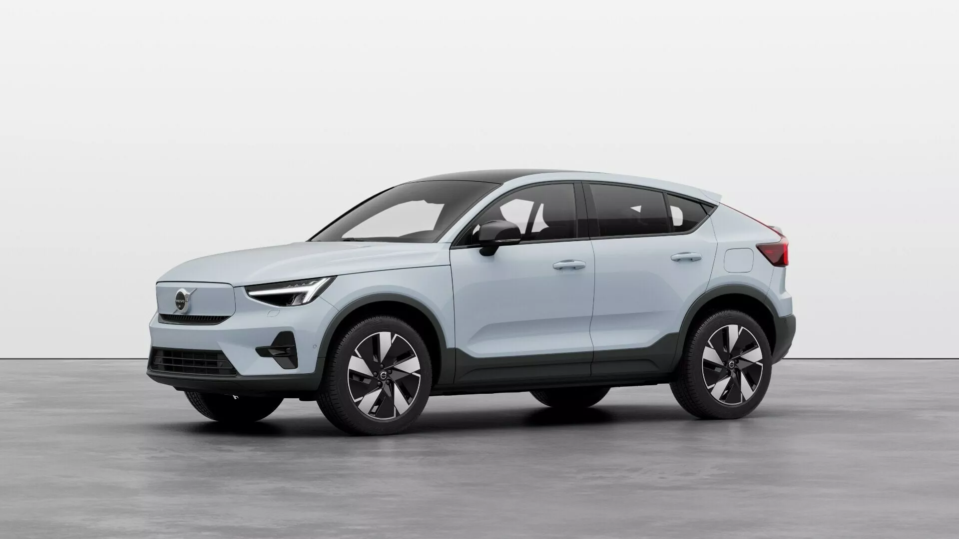 Sidoprofil av Volvo EX40 1:a generationen 2024 i studioinställning, framhävande av dess dynamiska silhuett, legeringshjul, tvåtonig lack, LED-strålkastare och crossover-design
