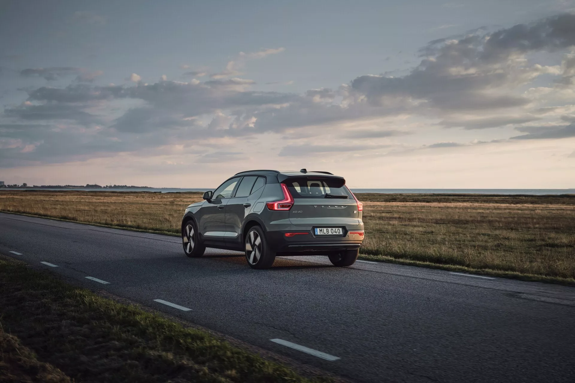 Volvo EX40 2024 1:a generationen med elegant skandinavisk design, avancerad säkerhetsteknik och miljövänlig elektrisk drivlina