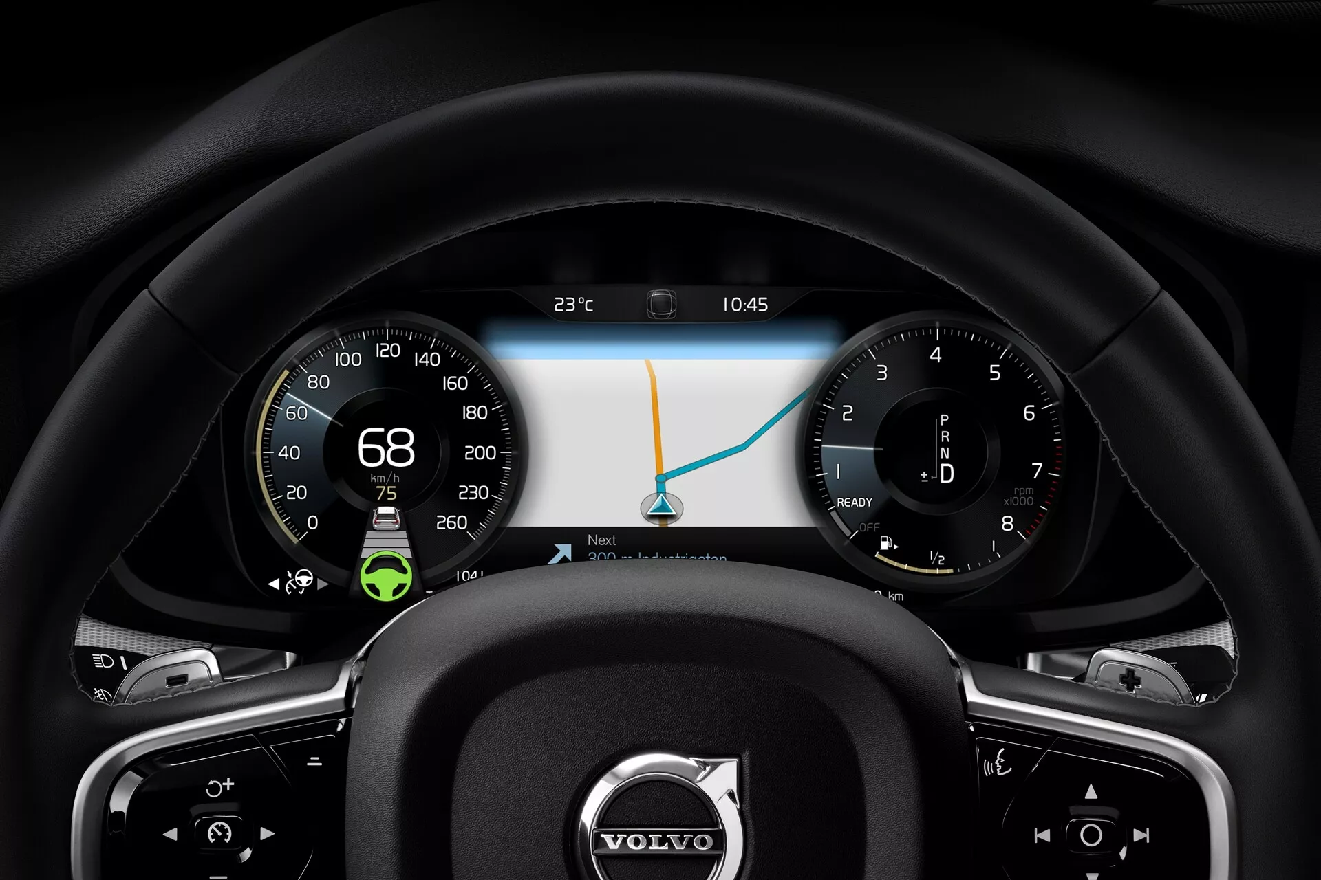 Förarens perspektiv av interiören som visar ratten och instrumentpanelen i Volvo S60-V60 2018 (3:e generationen). Fokus på ergonomisk design, läderklädd ratt med multifunktionsknappar och en högupplöst digital instrumentpanel som visar hastighet, navigationskarta och fordonsstatusindikatorer.