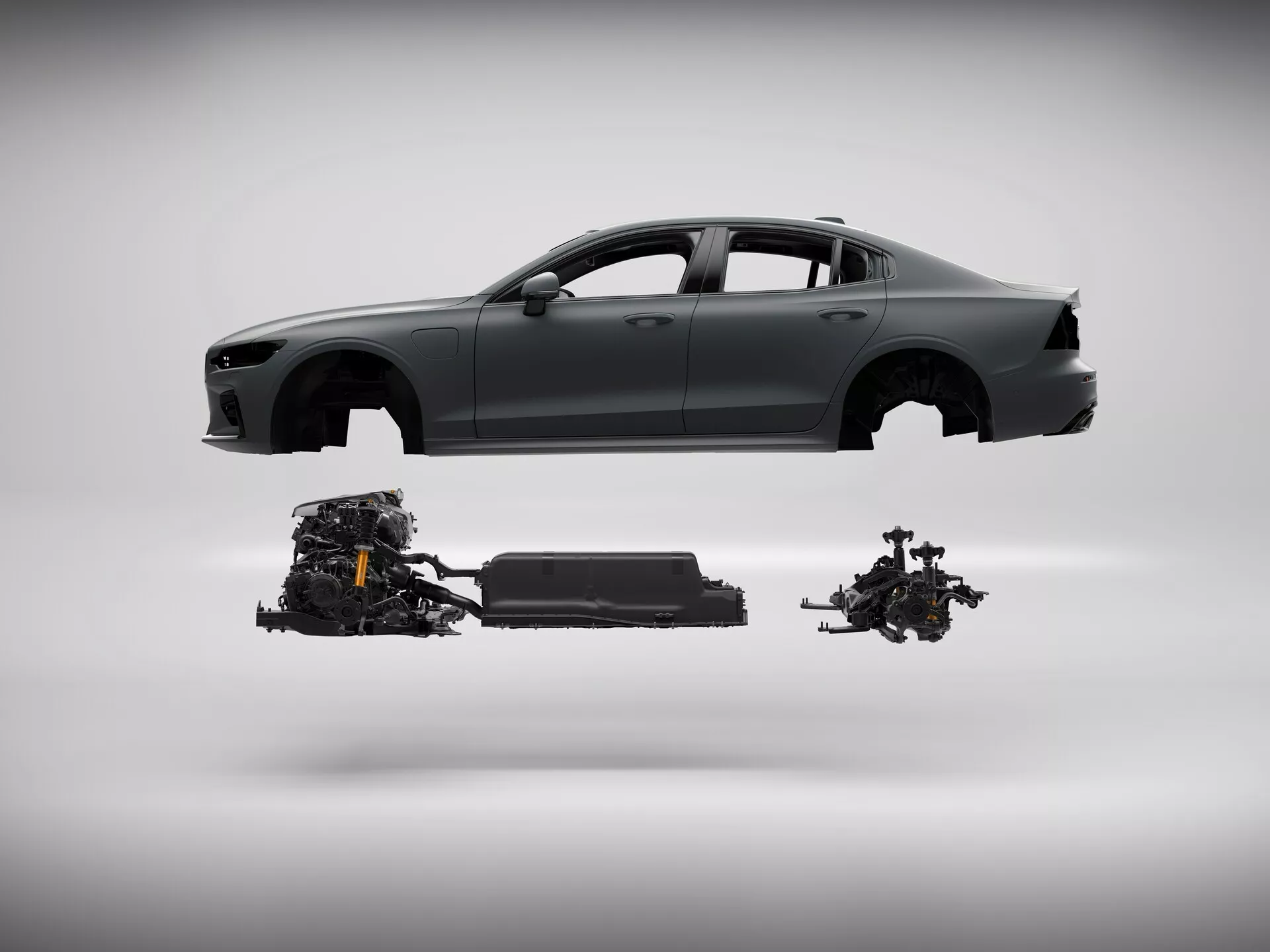 Sidovy av 2018 års Volvo S60 V60 sedan i grå med synliga komponenter inklusive batteripaket, drivlina och chassi mot en neutral bakgrund, som framhäver dess eleganta design och elektriska drivlina.