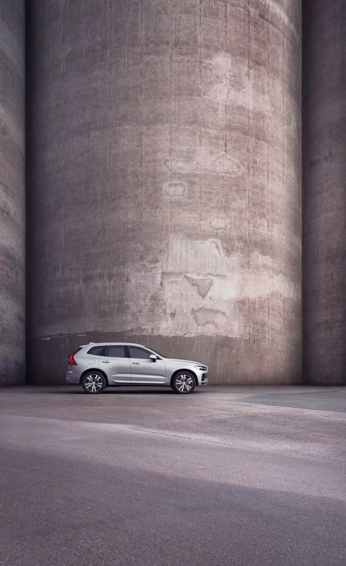 Volvo XC60 2021 andra generationens facelift, med elegant skandinavisk design, avancerad säkerhetsteknologi och lyxigt interiör
