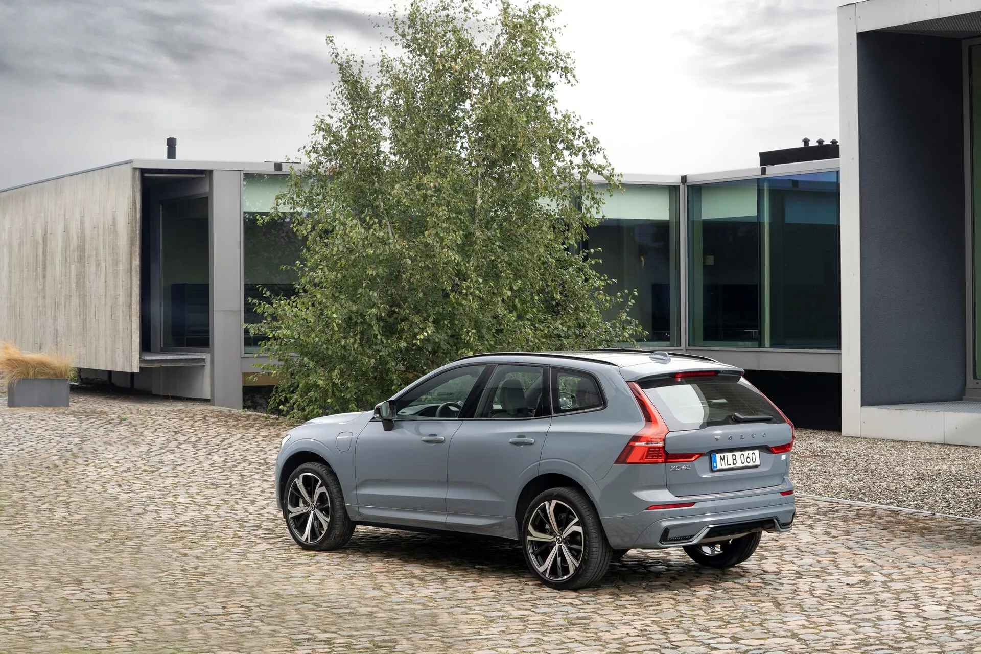 Volvo XC60 2021 (facelift av 2:a generationen) lyxig mellanstor SUV med elegant design, avancerade säkerhetsfunktioner och modern teknik
