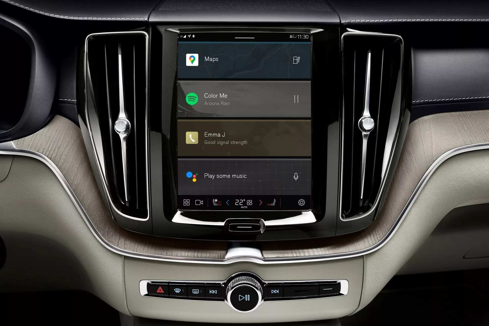 Centralkonsol av Volvo XC60 2021 (2:a generationens facelift) med fokus på den vertikalt orienterade infotainment pekskärmen. Funktioner inkluderar navigation, medieuppspelning, mobil anslutbarhet och dubbla zoners klimatanläggning med lyxiga material som trä- och läderaccenter.
