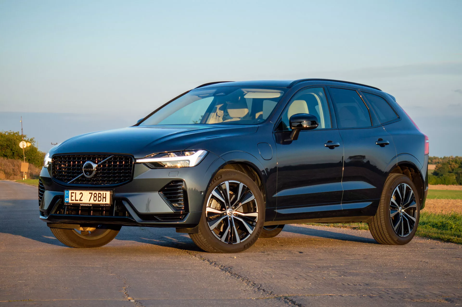 2021 Volvo XC60 Recharge Plug-In Hybrid SUV i tre kvarts framåtperspektiv som visar LED-strålkastare, elegant grill och moderna legeringshjul under naturligt dagsljus