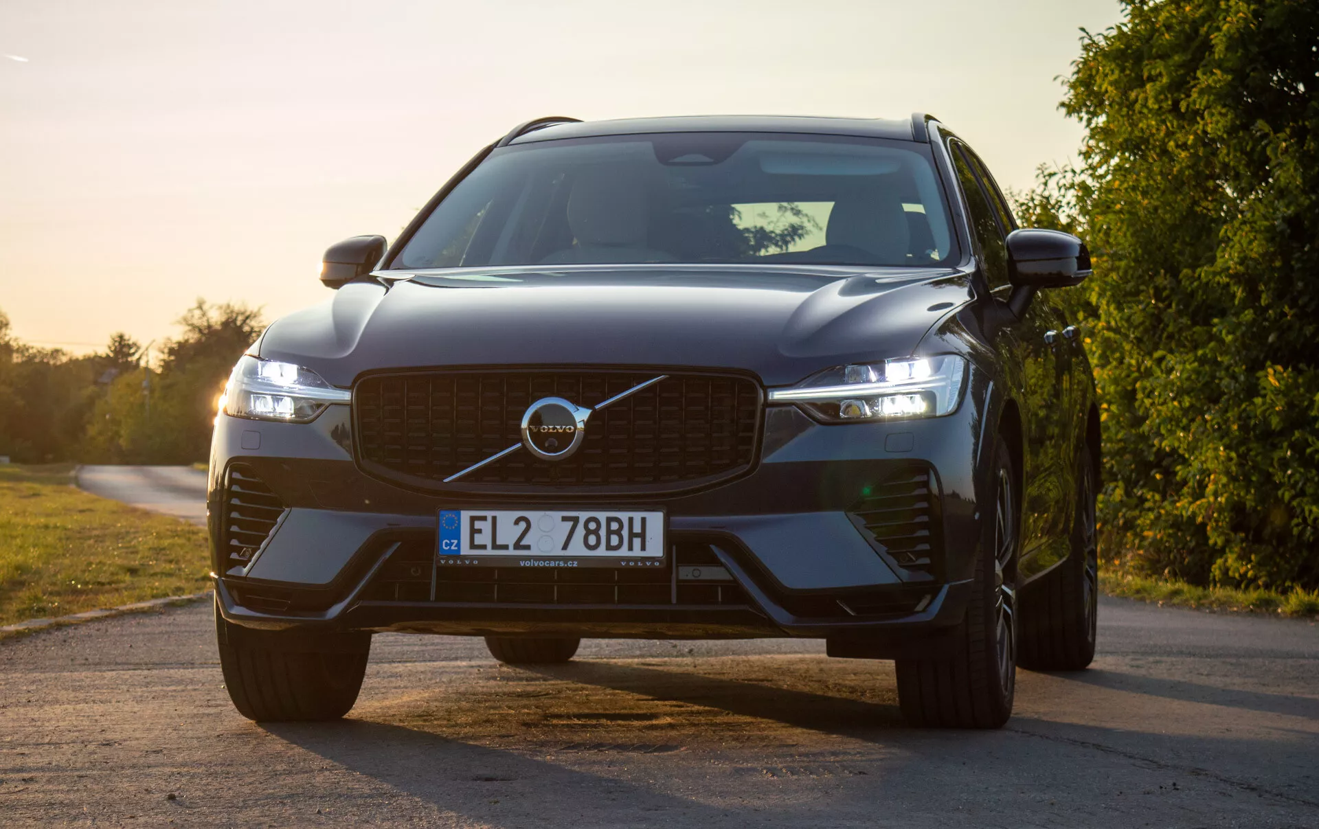 2021 Volvo XC60 Recharge plug-in hybrid SUV, frånvinkelvy som framhäver grillen, LED-strålkastare med Thors Hammare design och avancerade säkerhetssensorer