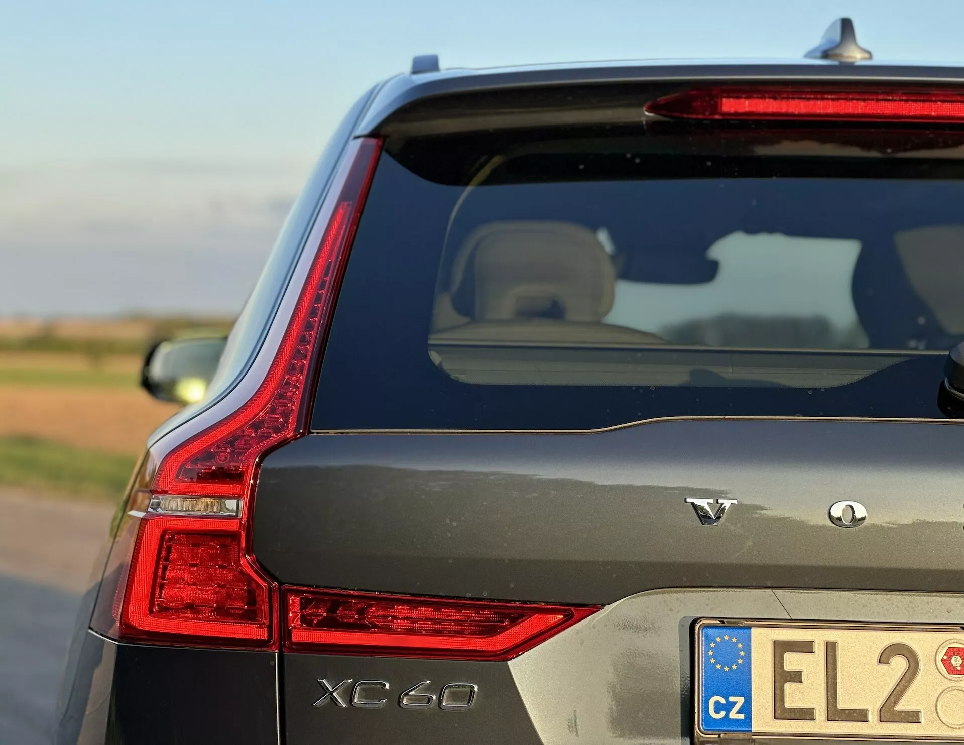 Volvo XC60 Recharge plug-in hybrid 2021 som visar upp sin elegant designade LED-bakljus, AWD-märken och distinkta exteriörfunktioner i naturligt dagsljus