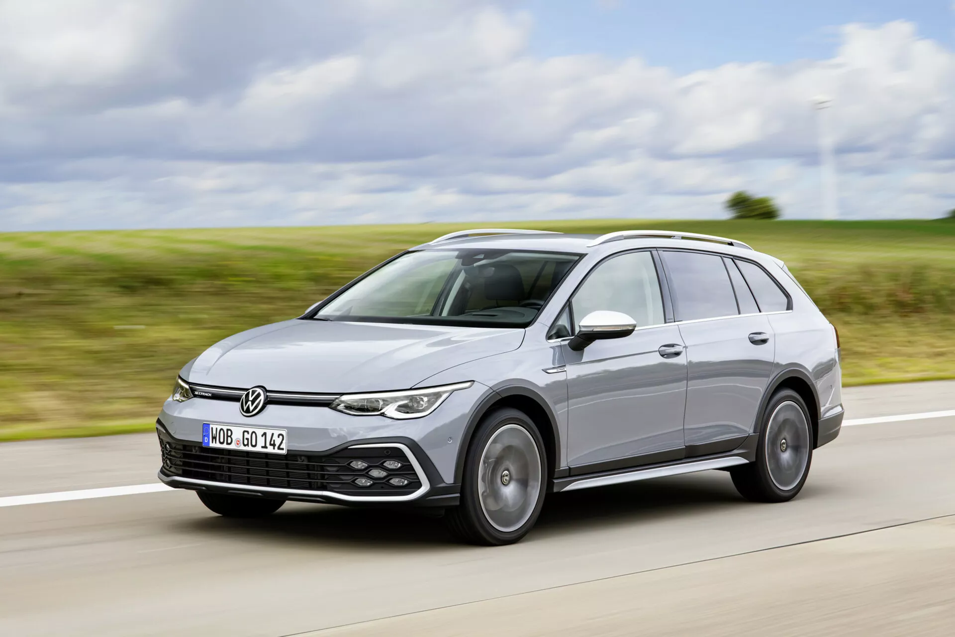 Volkswagen Golf Alltrack 2017 i rörelse på en motorväg, visar sin moderna station vagn design, LED-strålkastare, parkeringsassistans sensorer och takräls system från en tre fjärdedels främre vinkel.