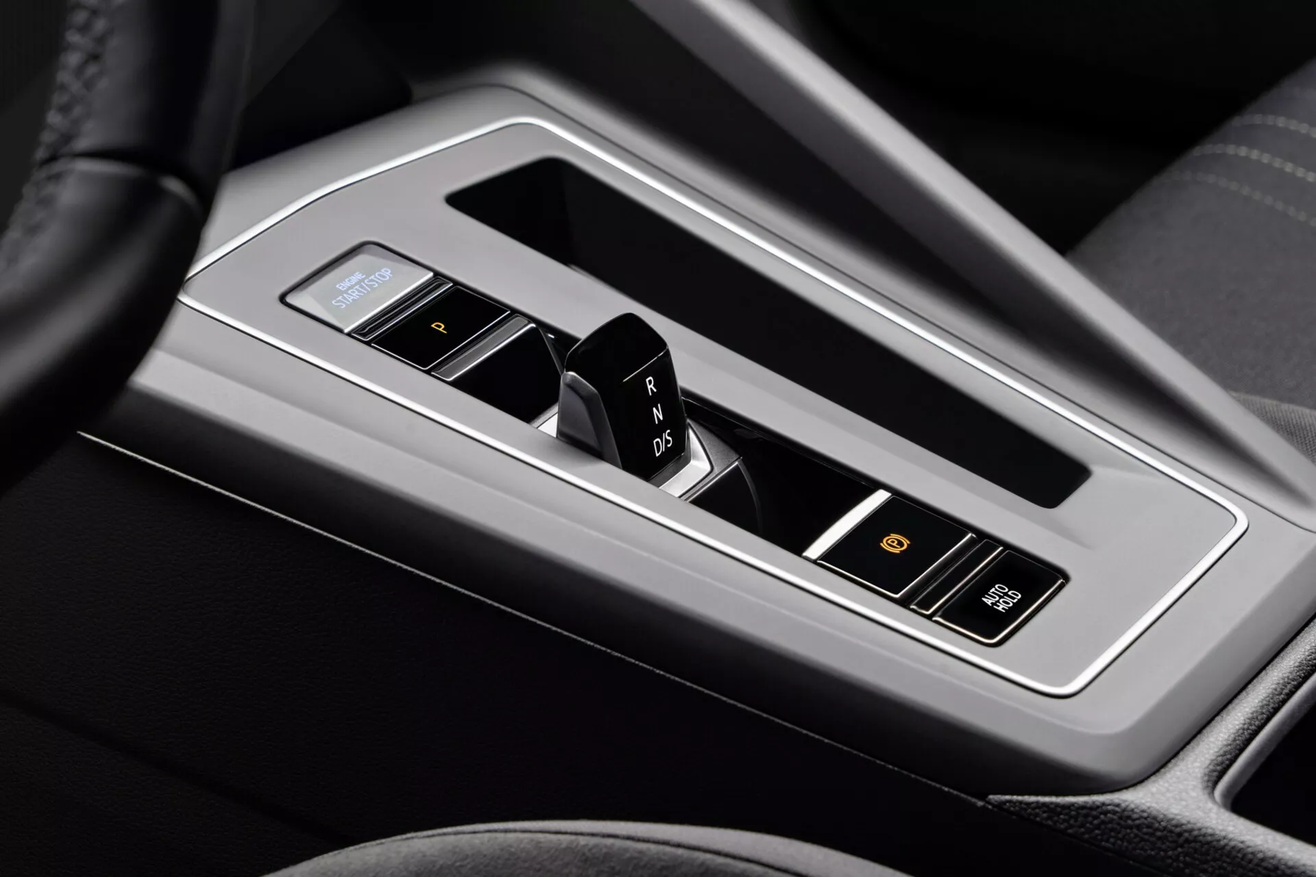 Närbild av mittkonsolen i VW Golf Alltrack 2017 som visar den elektroniska växelväljaren i automatväxellåda med P R N D layout, nyckelfri start/stopp-knapp och lyxiga interiördetaljer