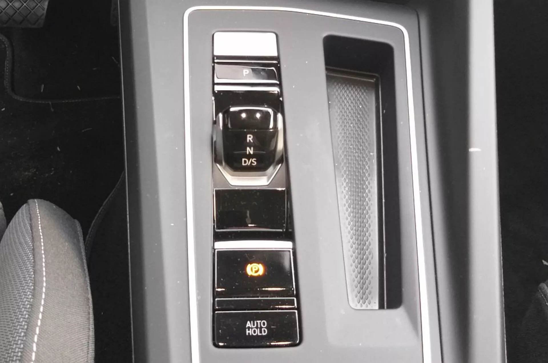 Närbild av den elektroniska växelväljaren i VW Golf GTD 2017 med vertikal knapparrangemang på en pianosvart panel med kromdetaljer, som visar den moderna transmissionssystemtekniken och bekvämlighetsfunktioner som parkeringsbroms och AUTO HOLD-funktion