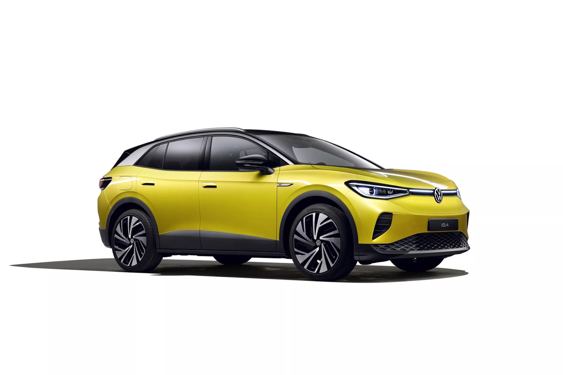 Sidoprofil av VW ID.4 2020 1:a generationen som visar eleganta LED-strålkastare, sensorer för avancerade förarassistanssystem, aerodynamisk kaross med markerade linjer, speglar med integrerade blinkers, flerspakiga legeringshjul, premiumlack och tonade rutor mot vit bakgrund