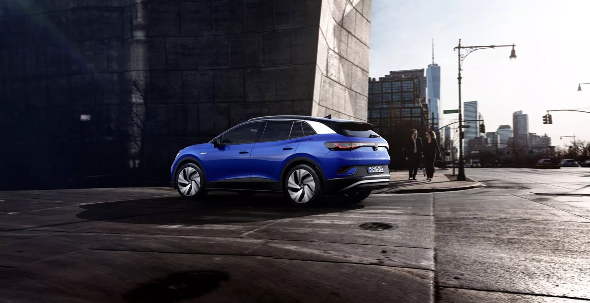 2020 VW ID.4 första generationens elektriska SUV i dynamisk köraktion, som visar sin eleganta design och innovativa elektriska teknologi